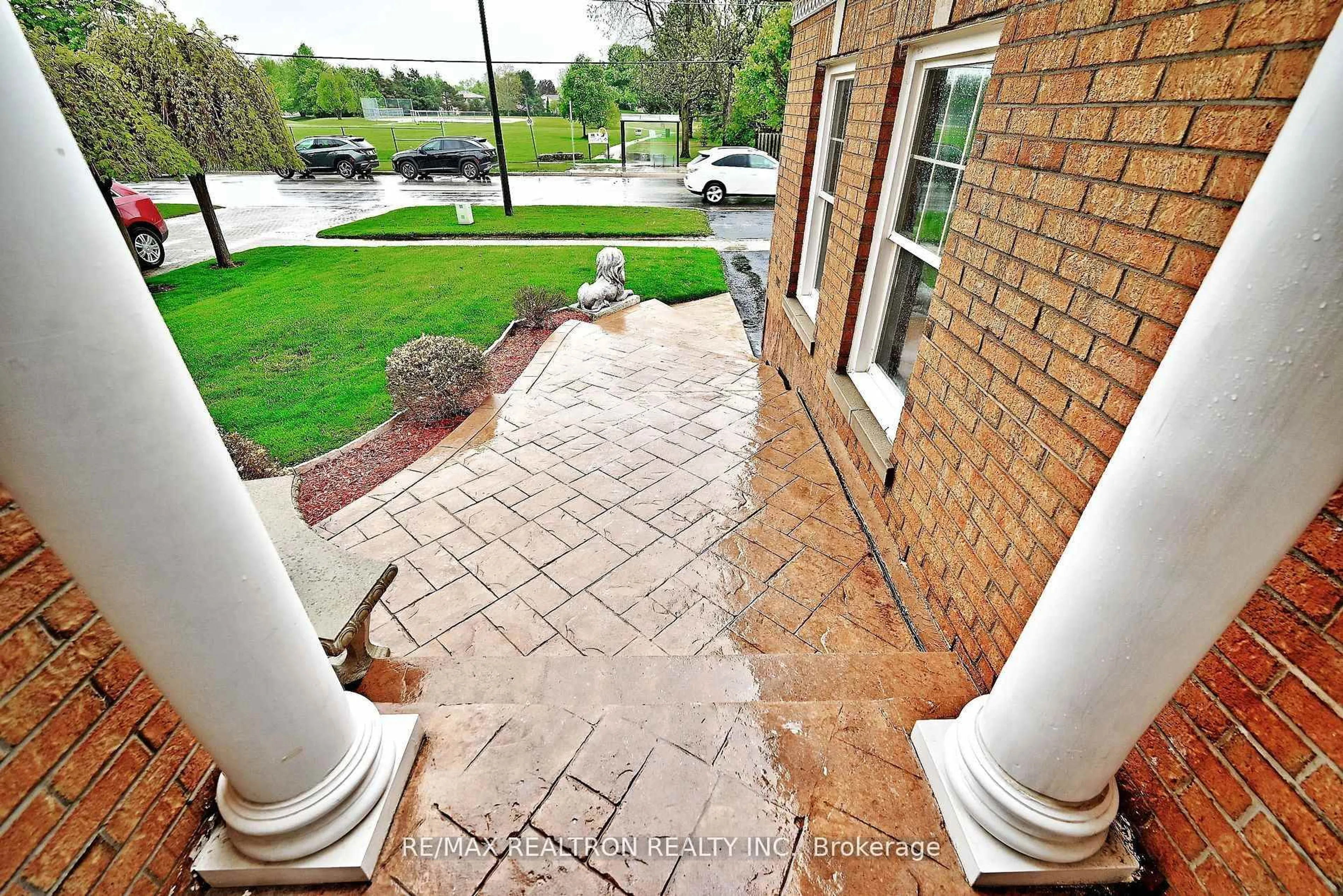 Patio, street for 427 Mill St, Richmond Hill Ontario L4C 7X4