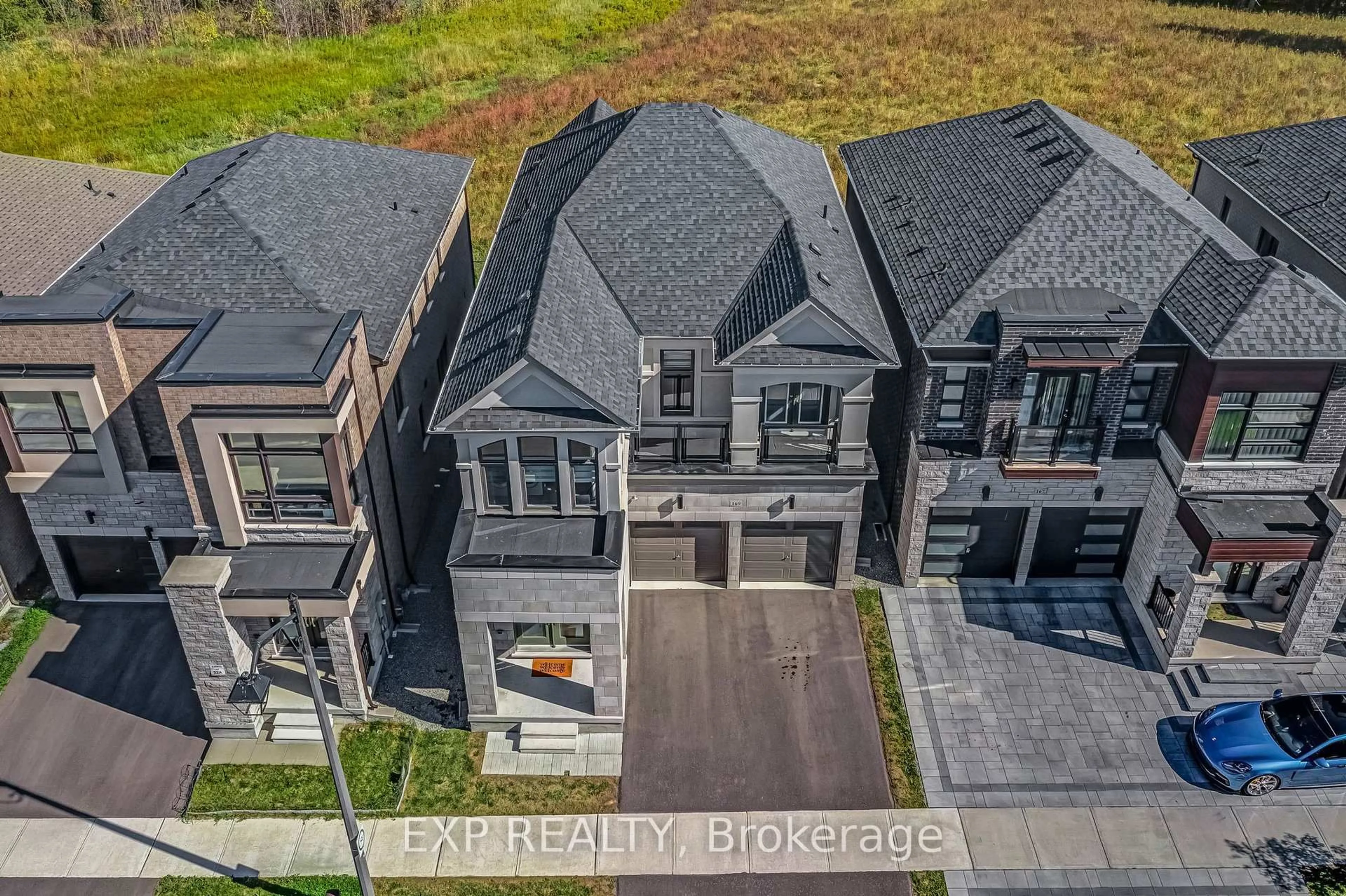 A pic from outside/outdoor area/front of a property/back of a property/a pic from drone, street for 169 Bawden Dr, Richmond Hill Ontario L4S 0M2