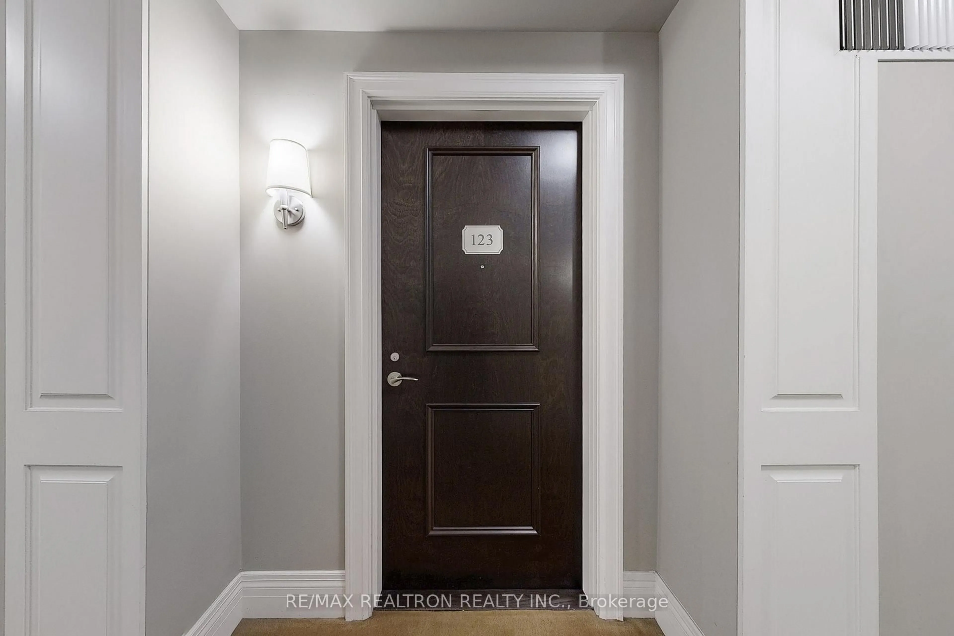 Indoor entryway for 80 Burns Blvd #123, King Ontario L7B 0B3