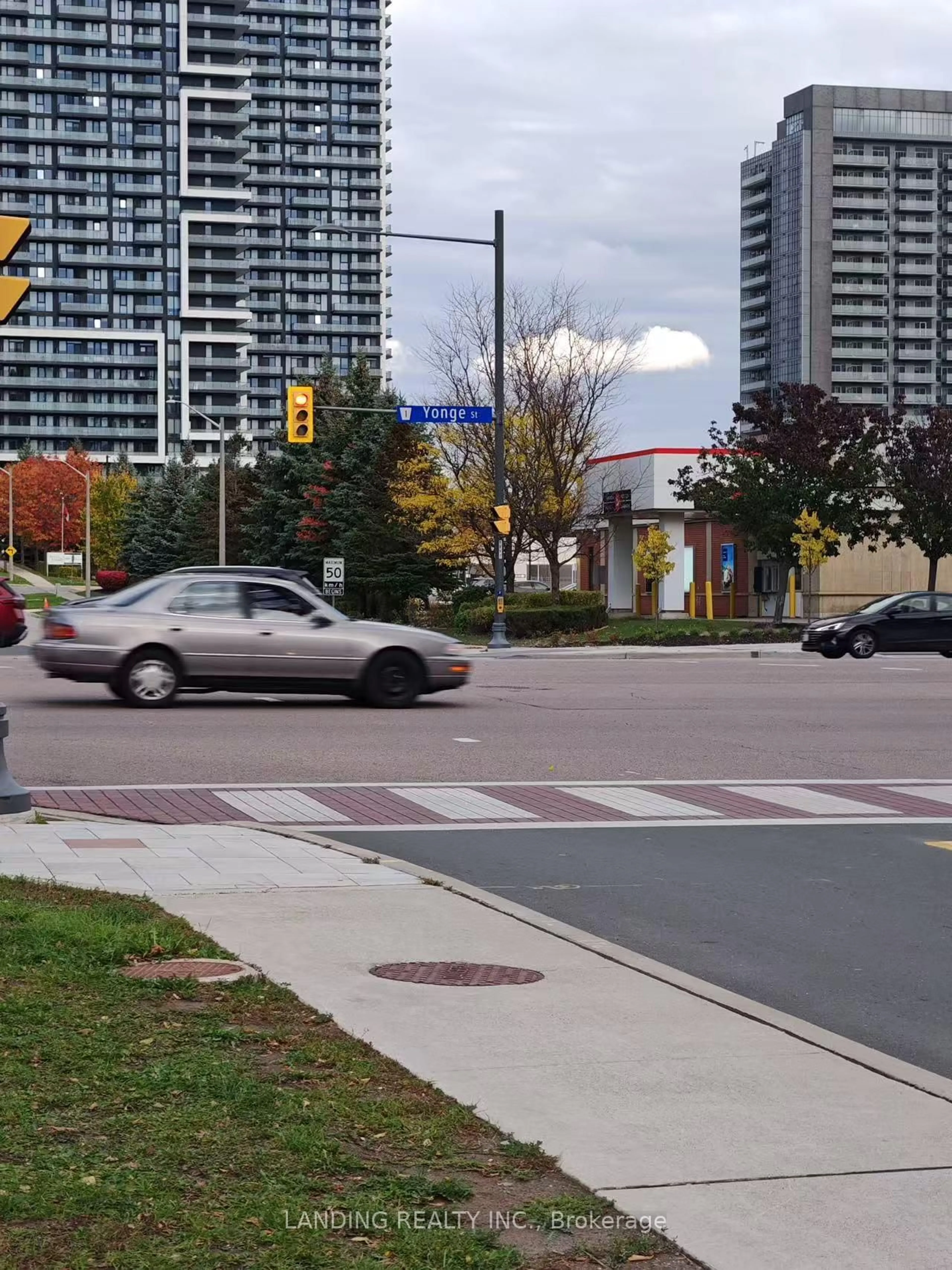 Blurry image for 8888 Yonge St #805, Richmond Hill Ontario L4C 6Z1