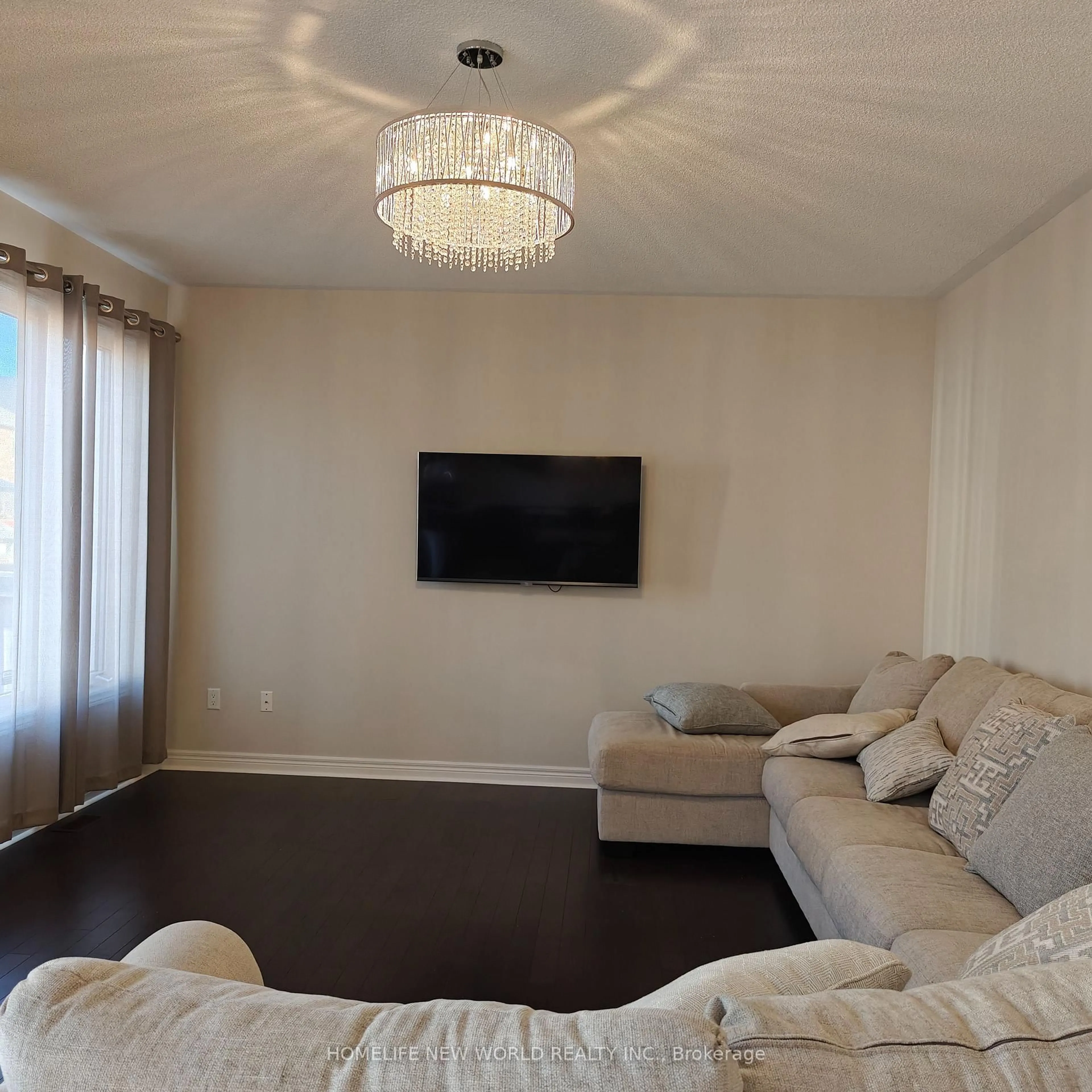 Living room with furniture, wood/laminate floor for 32 Citrine Dr, Bradford West Gwillimbury Ontario L3Z 0T5