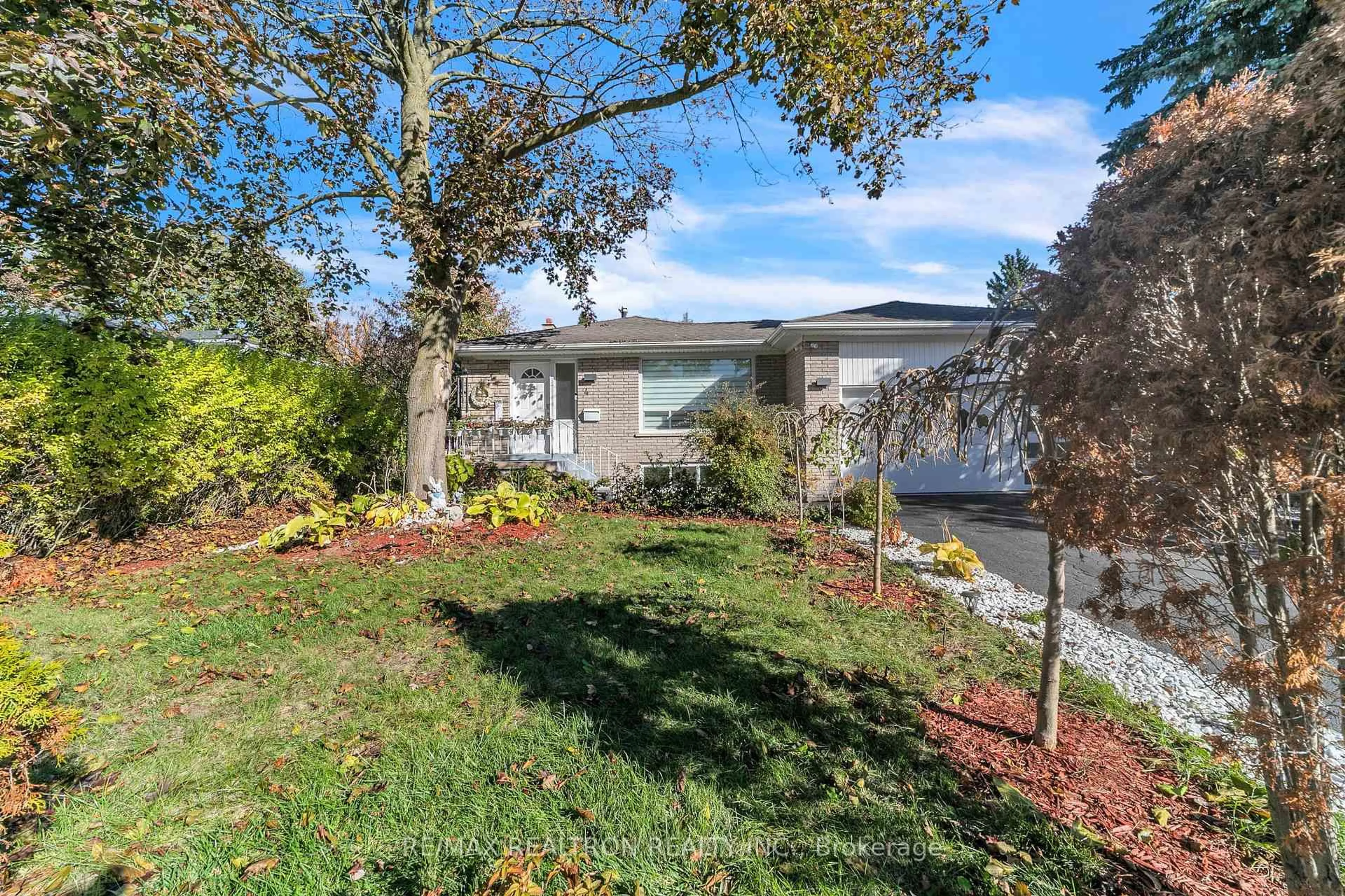 A pic from outside/outdoor area/front of a property/back of a property/a pic from drone, unknown for 4 Boulding Dr, Aurora Ontario L4G 2V7