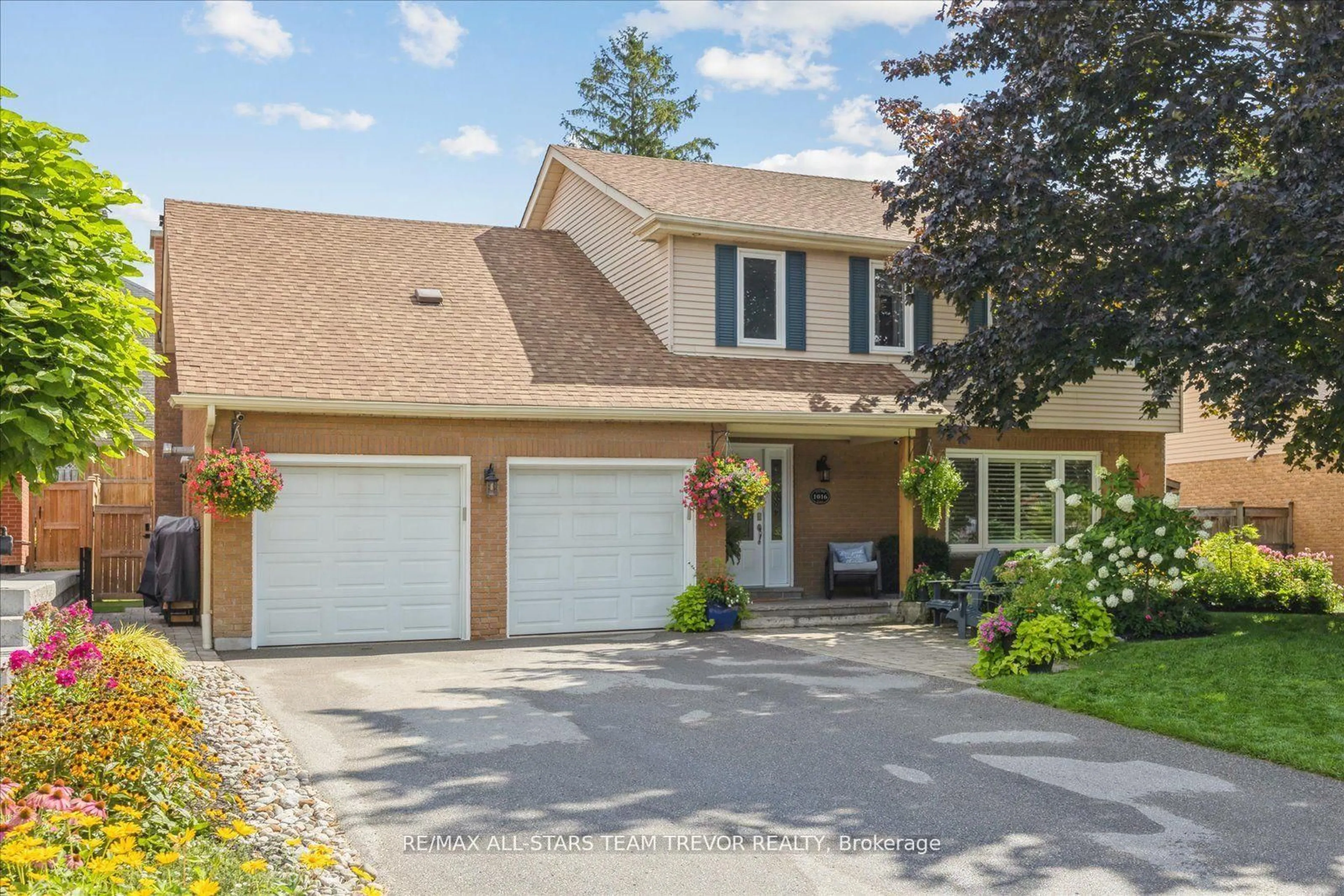 Home with vinyl exterior material, street for 1016 Easthill Crt, Newmarket Ontario L3Y 5V3