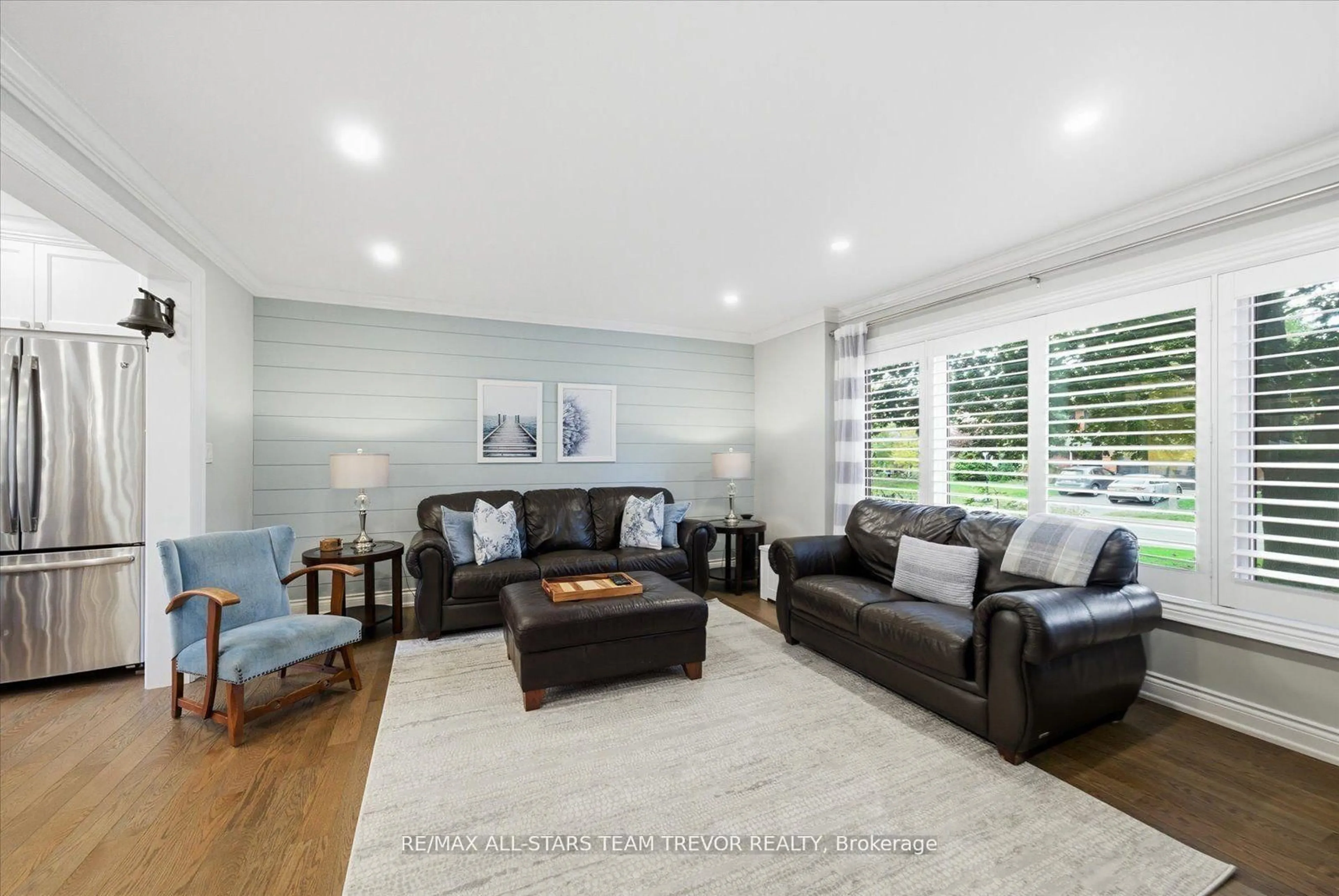 Living room with furniture, unknown for 1016 Easthill Crt, Newmarket Ontario L3Y 5V3