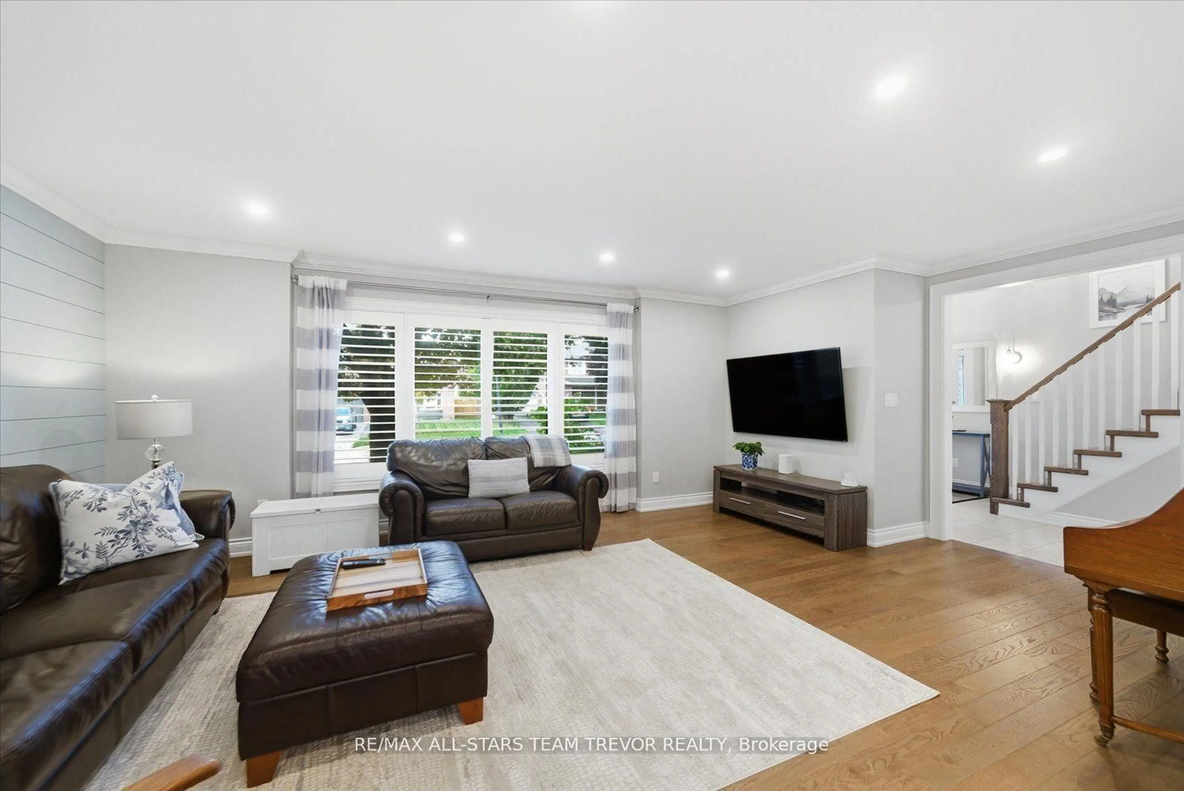 Living room with furniture, unknown for 1016 Easthill Crt, Newmarket Ontario L3Y 5V3