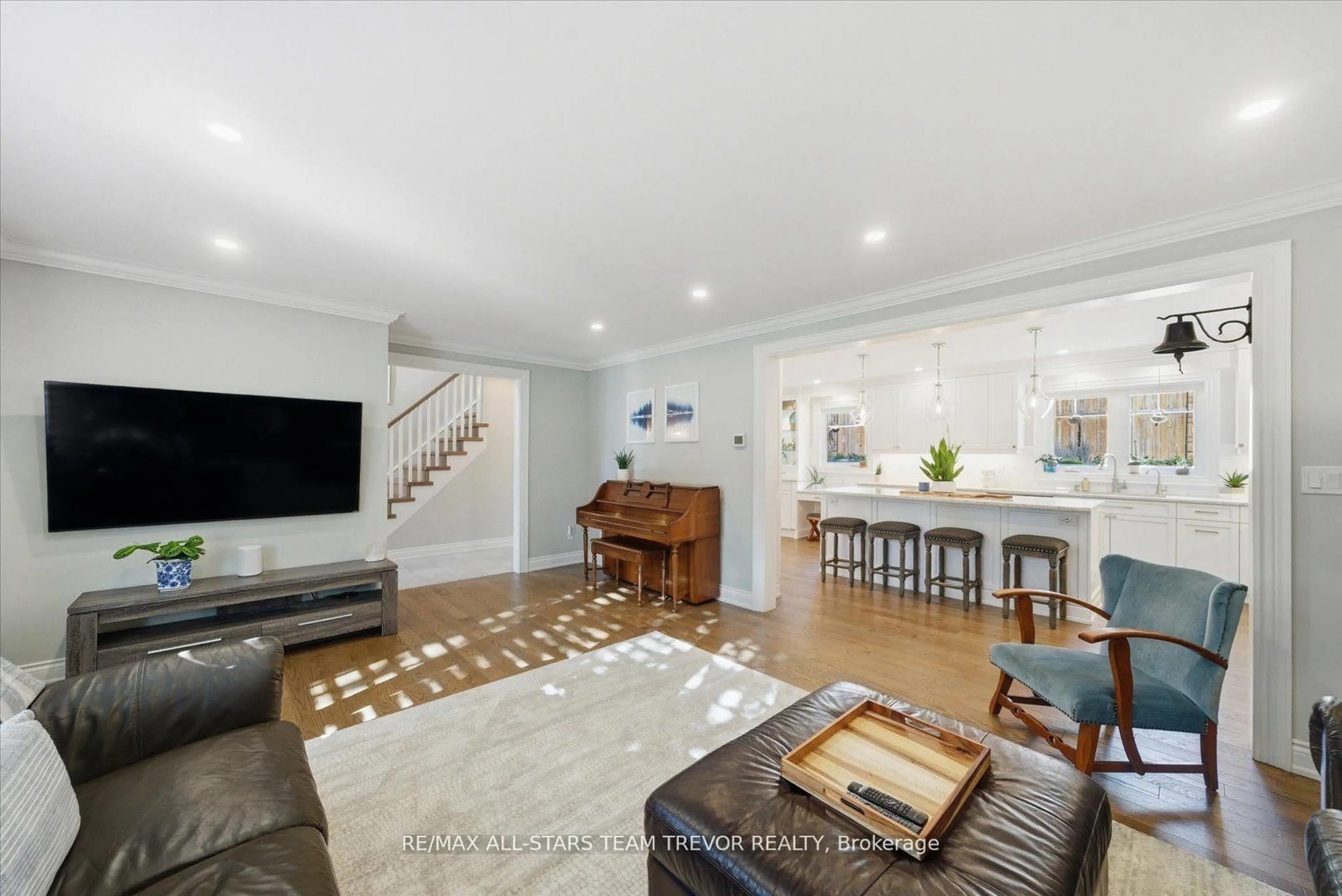 Living room with furniture, unknown for 1016 Easthill Crt, Newmarket Ontario L3Y 5V3