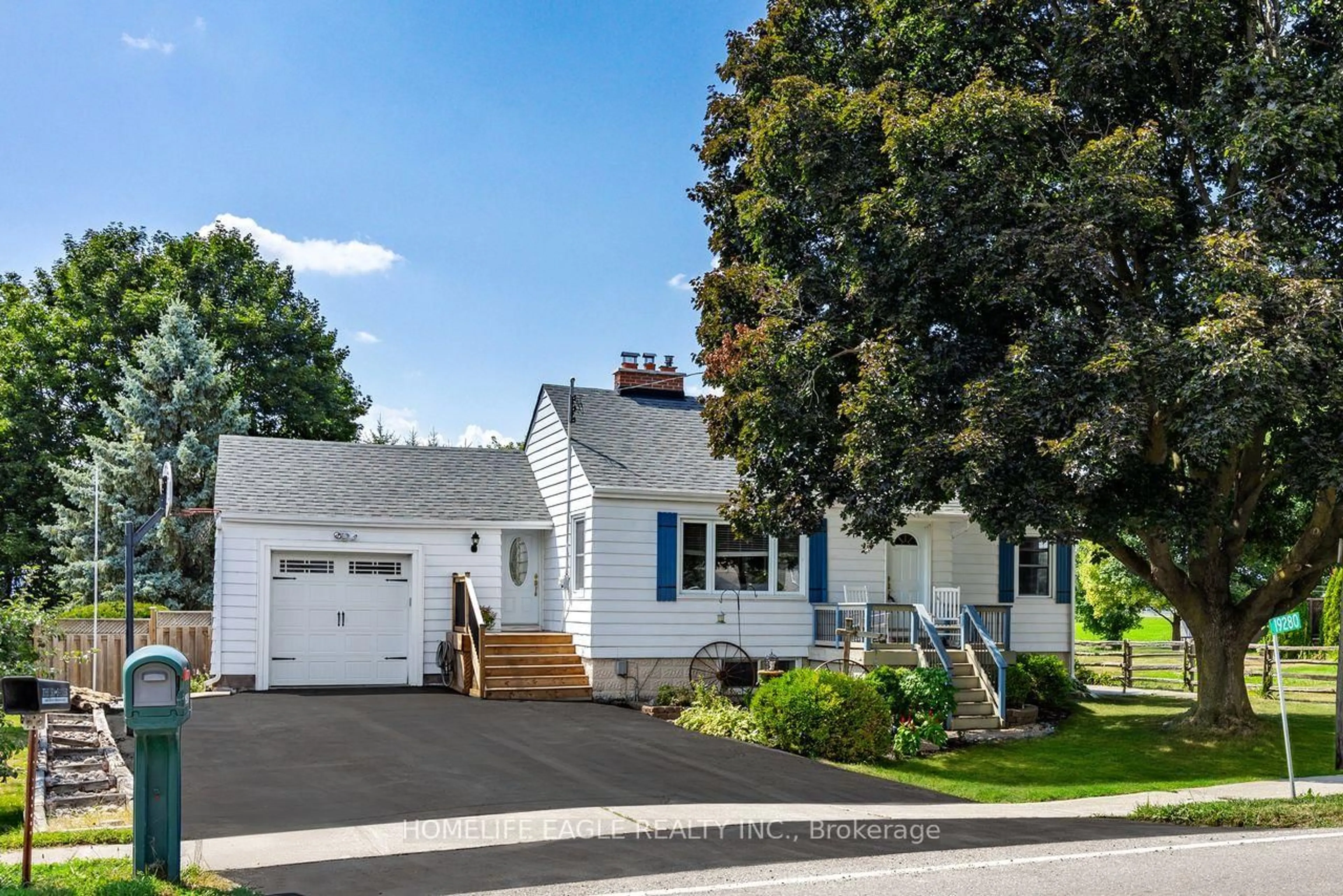 Home with vinyl exterior material, street for 19280 Dufferin St, King Ontario L3Y 4V9