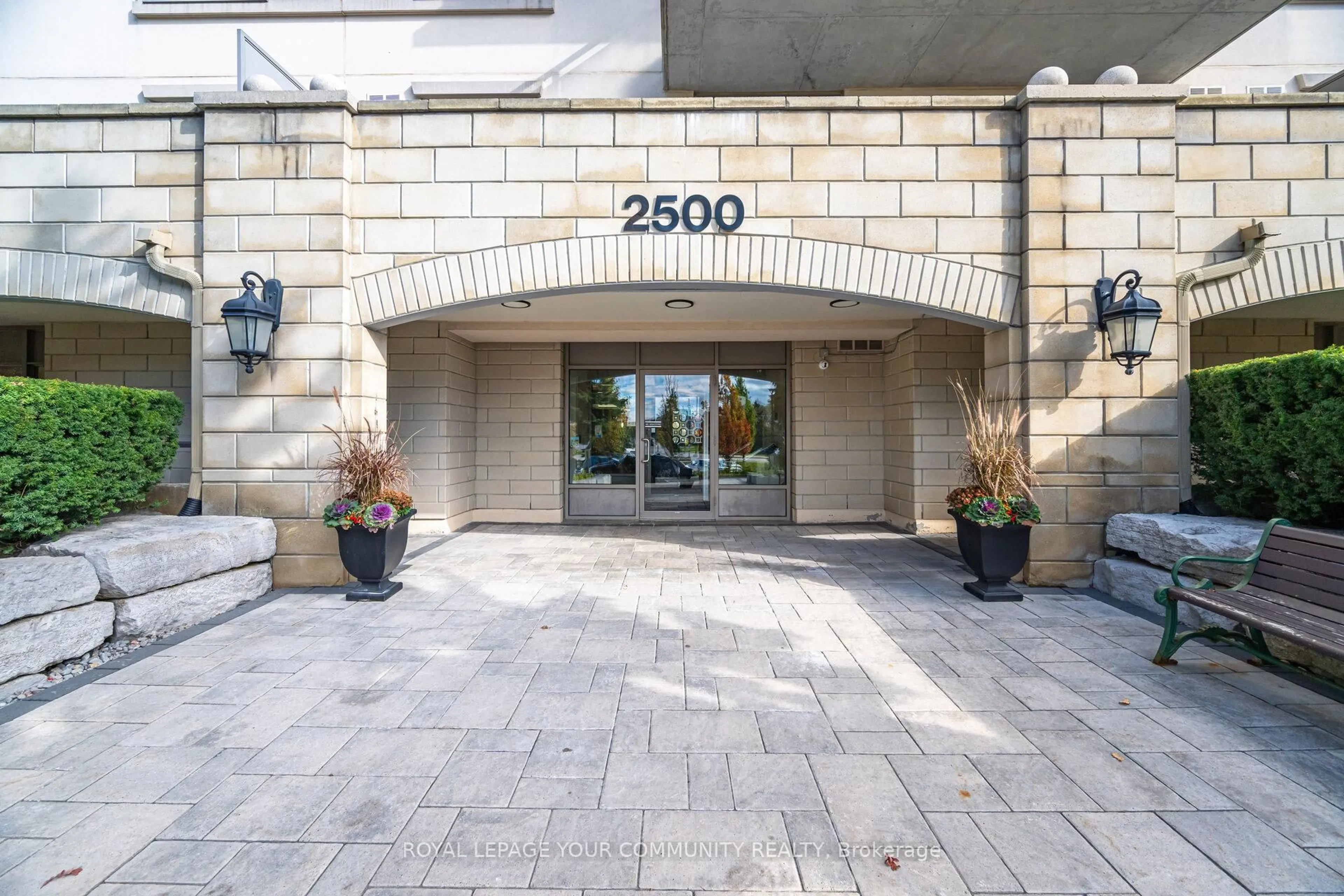 Indoor foyer for 2500 Rutherford Rd #218, Vaughan Ontario L4K 5N7