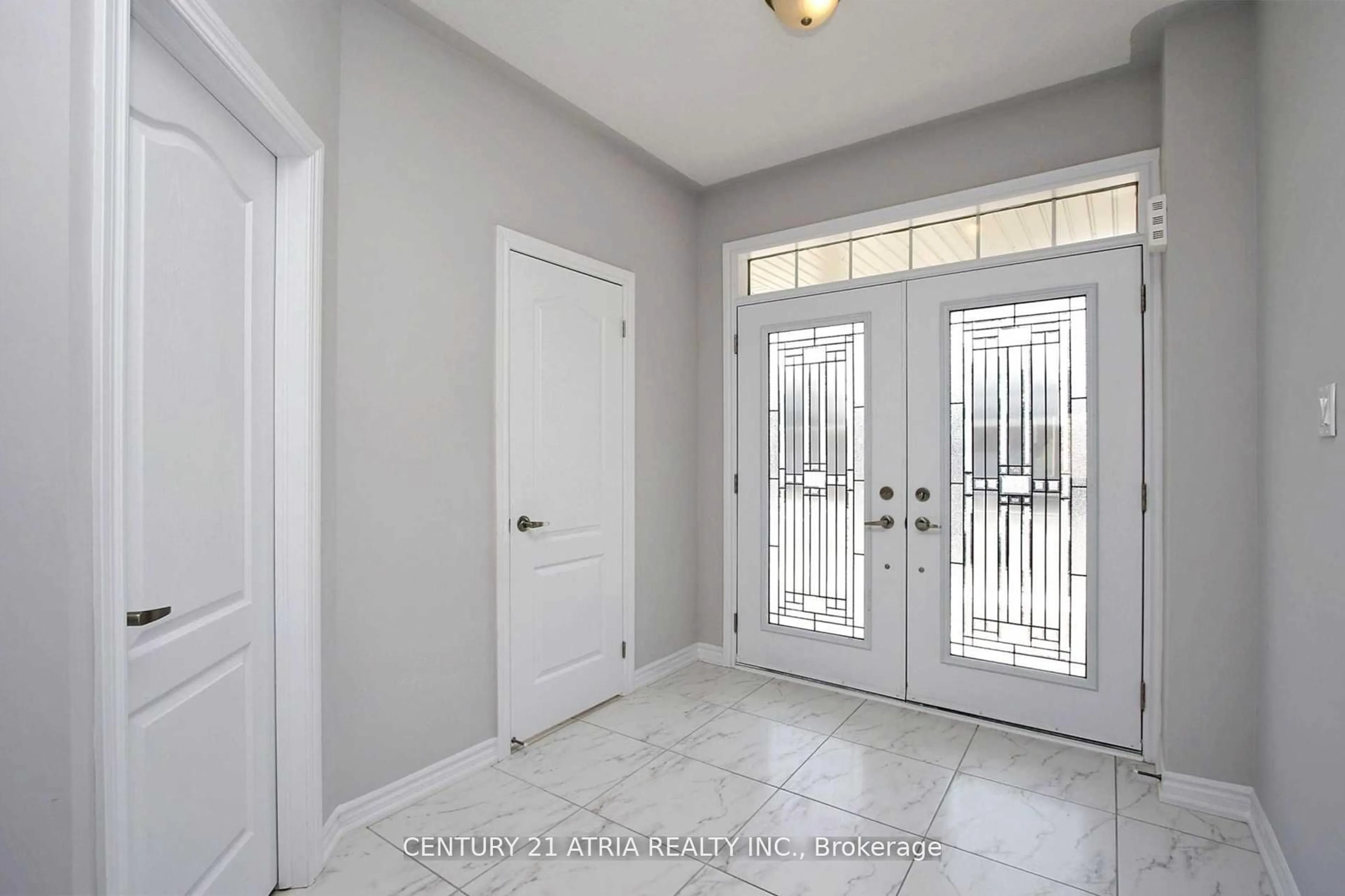 Indoor entryway for 92 Sutherland Ave, Bradford West Gwillimbury Ontario L3Z 4H4