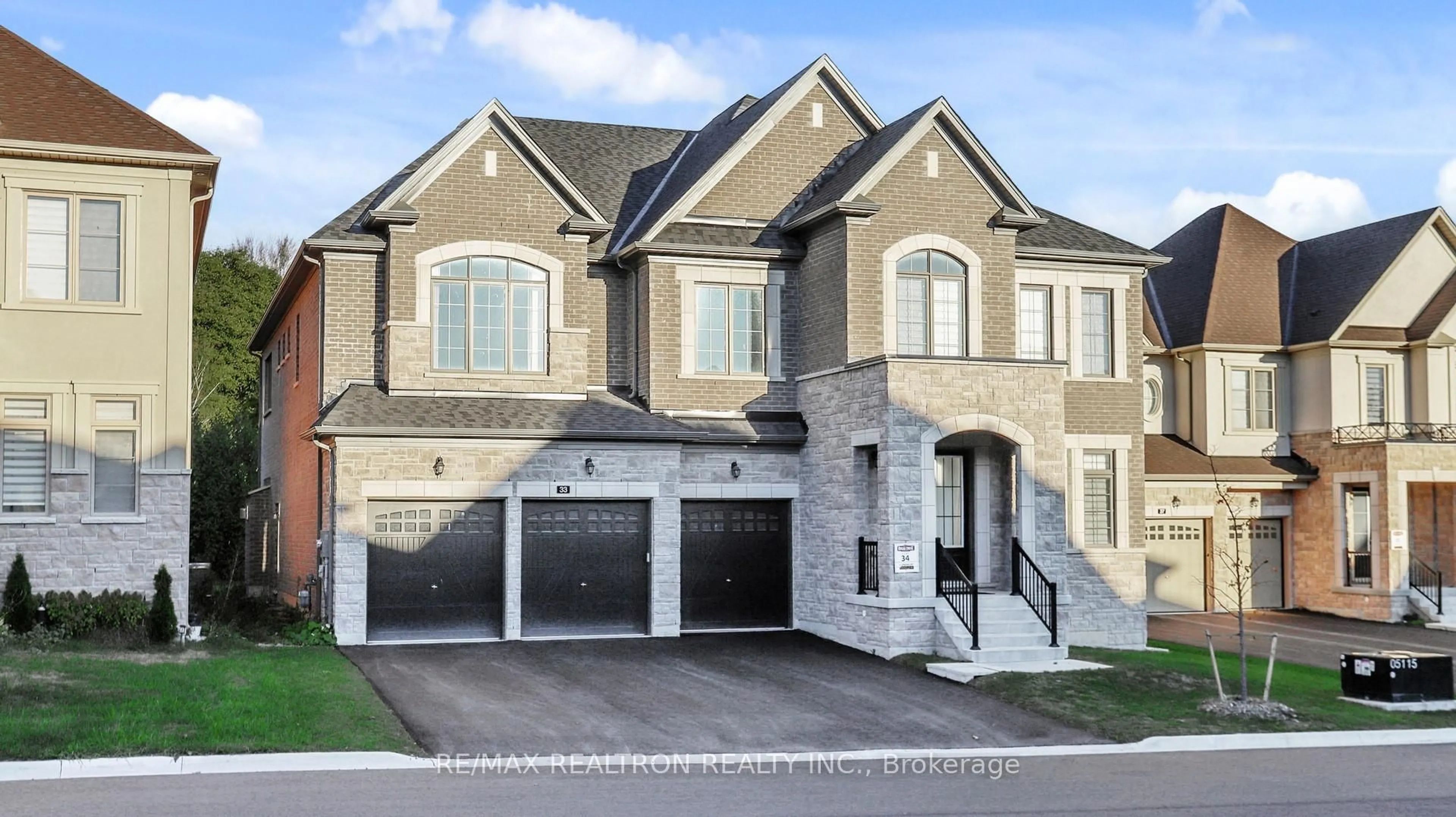 Home with brick exterior material, street for 33 Upbound Crt, East Gwillimbury Ontario L9N 0W5