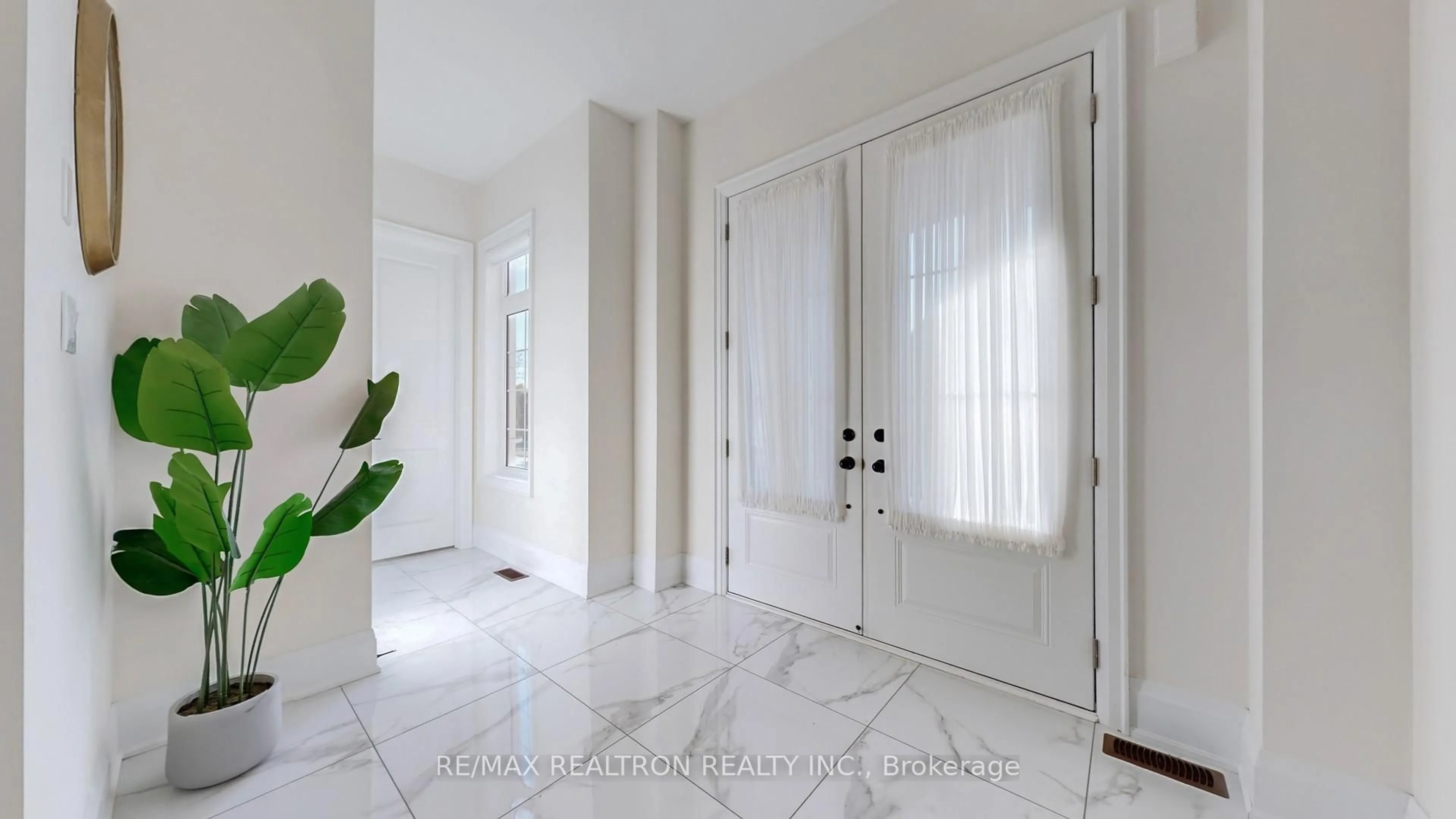 Indoor entryway for 33 Upbound Crt, East Gwillimbury Ontario L9N 0W5