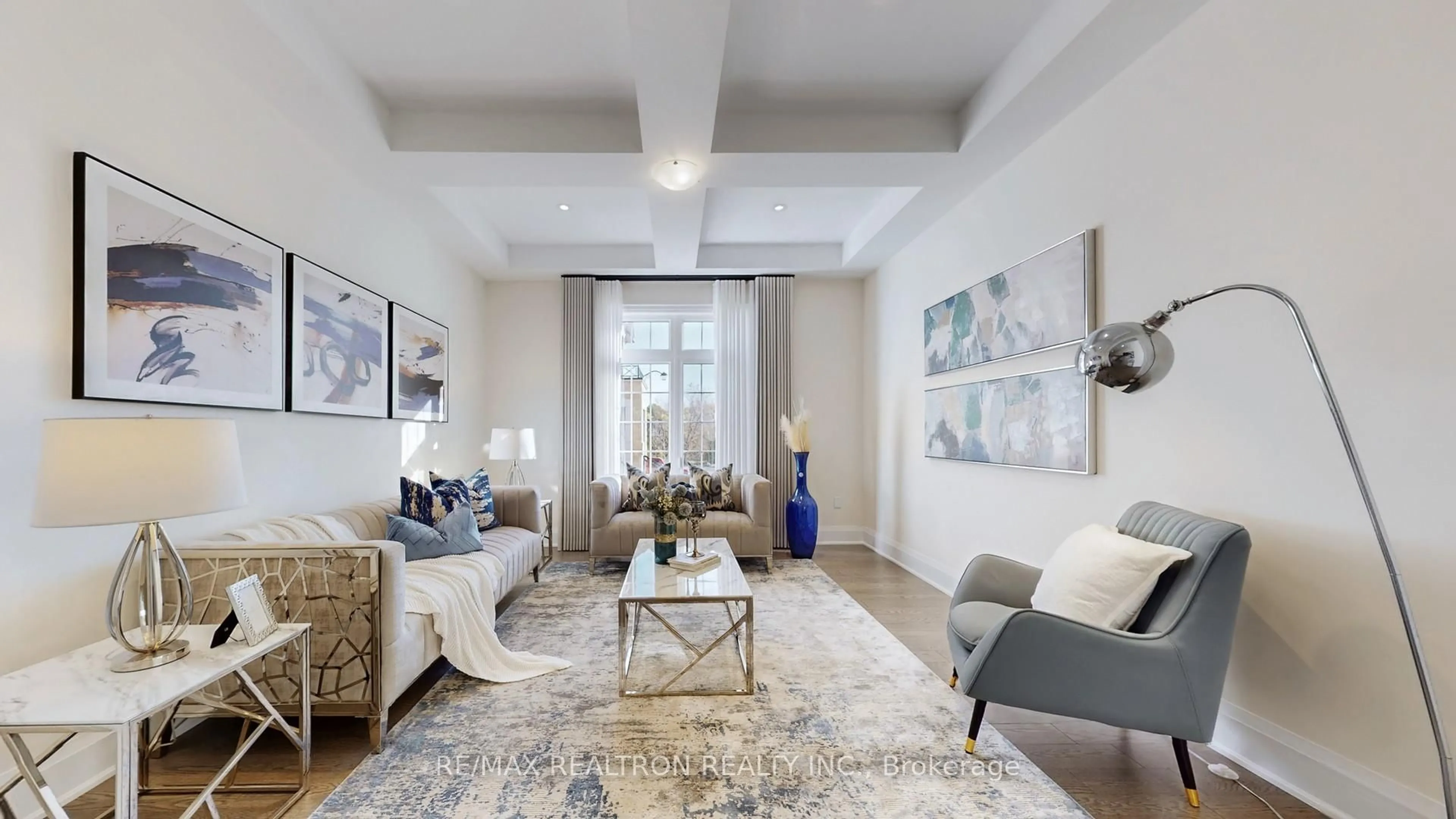 Living room with furniture, unknown for 33 Upbound Crt, East Gwillimbury Ontario L9N 0W5