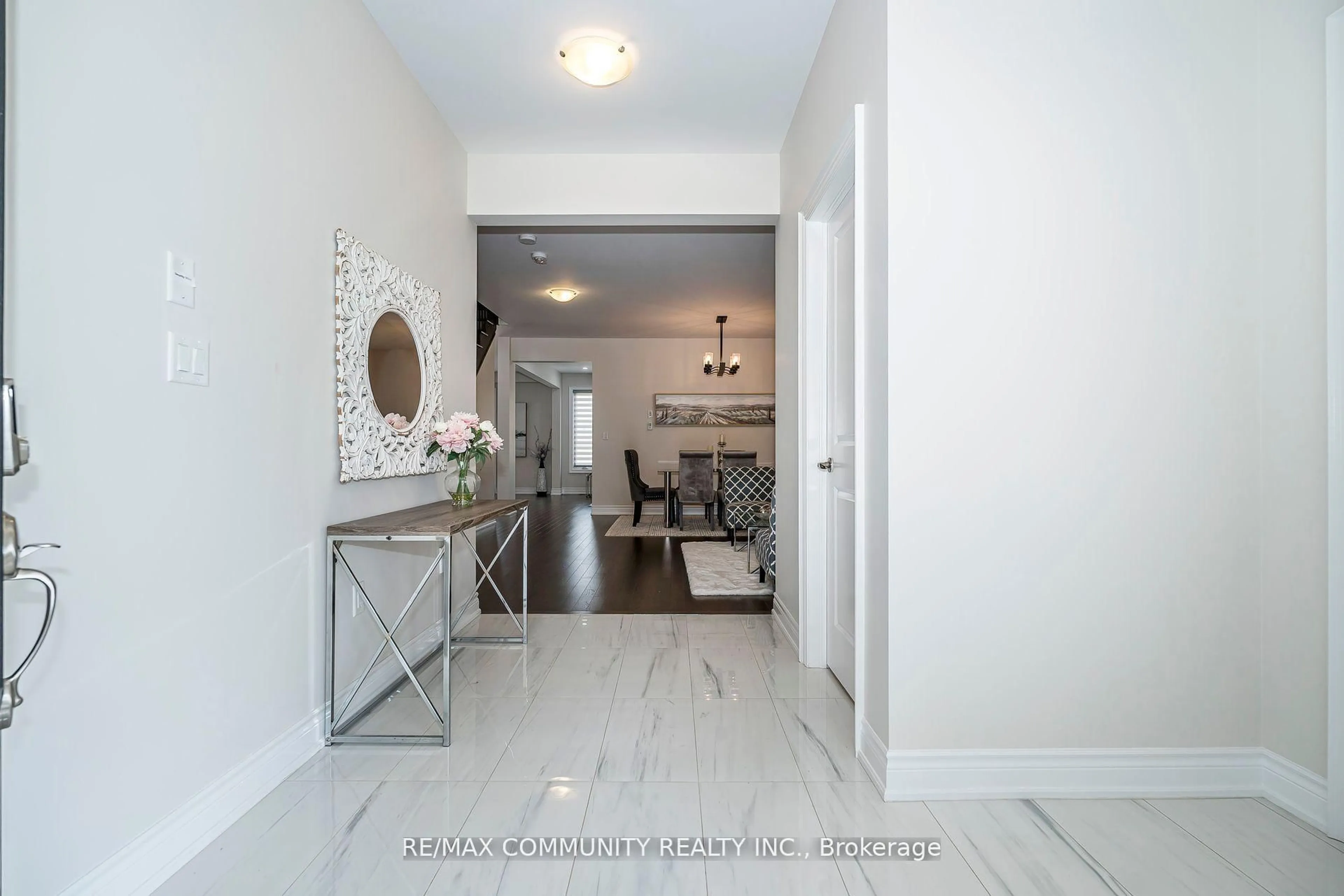 Indoor entryway for 146 Wandering Glider Tr, Bradford West Gwillimbury Ontario L3Z 2A5