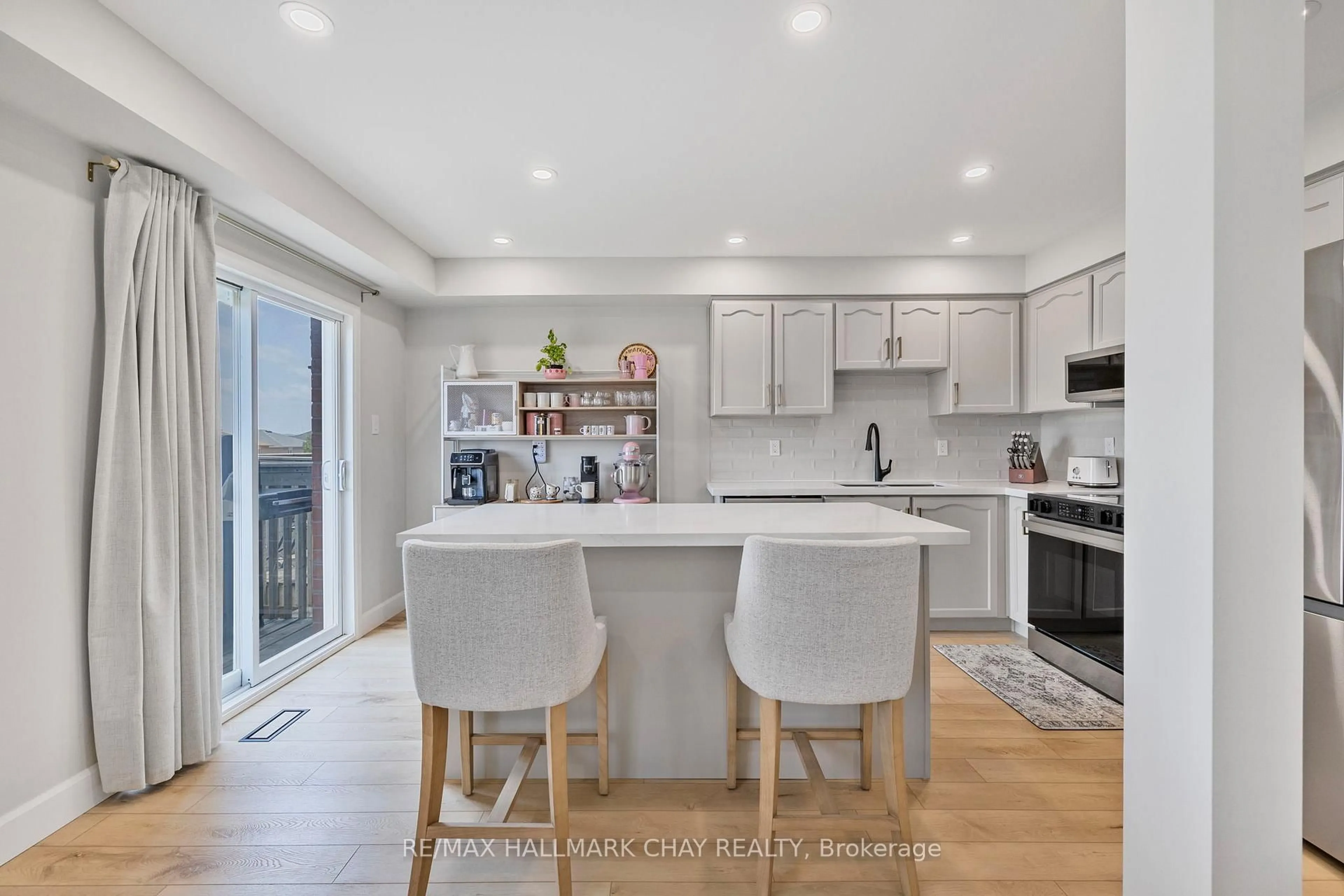 Open concept kitchen, unknown for 23 Smith St, Bradford West Gwillimbury Ontario L3Z 3E1