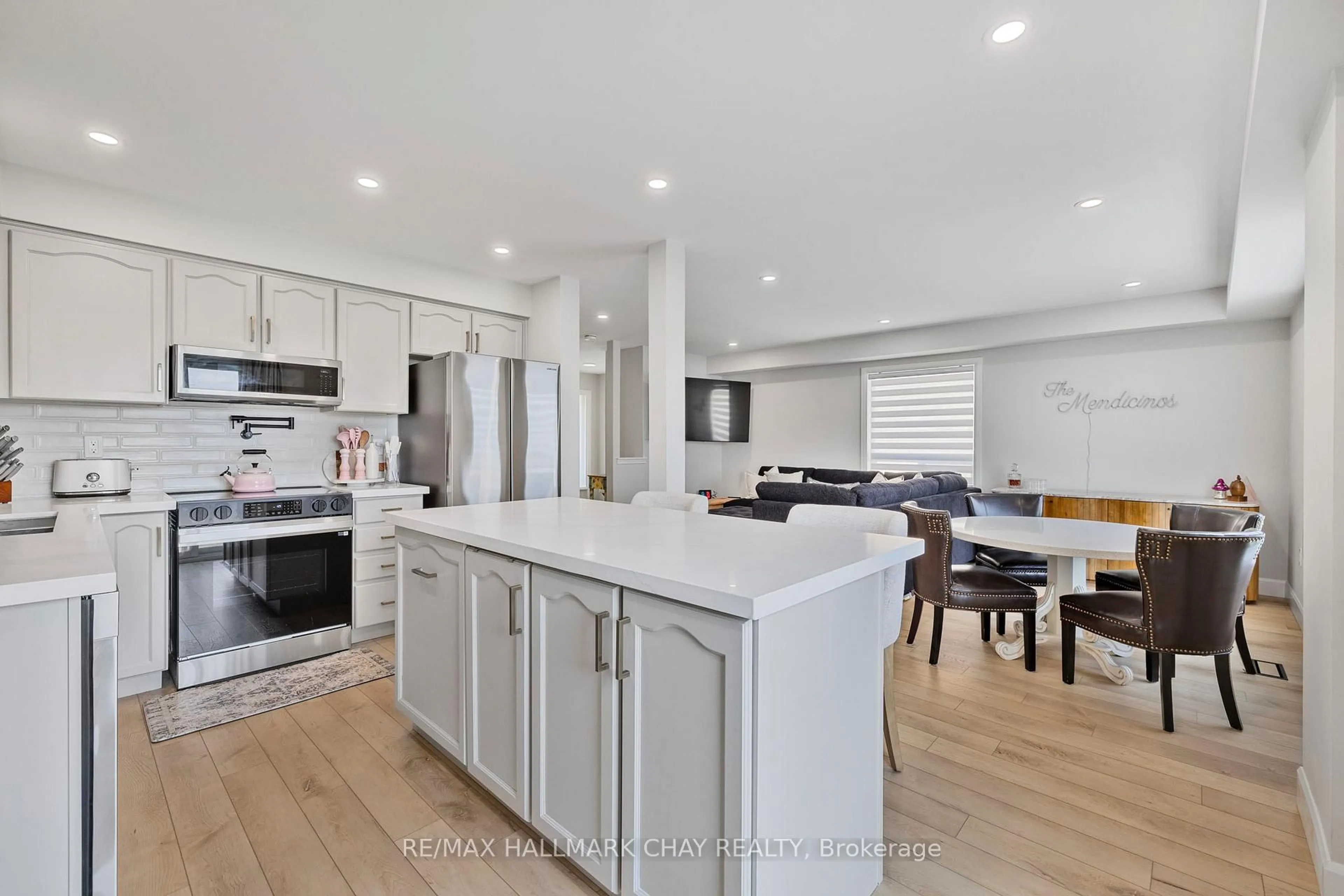 Open concept kitchen, unknown for 23 Smith St, Bradford West Gwillimbury Ontario L3Z 3E1