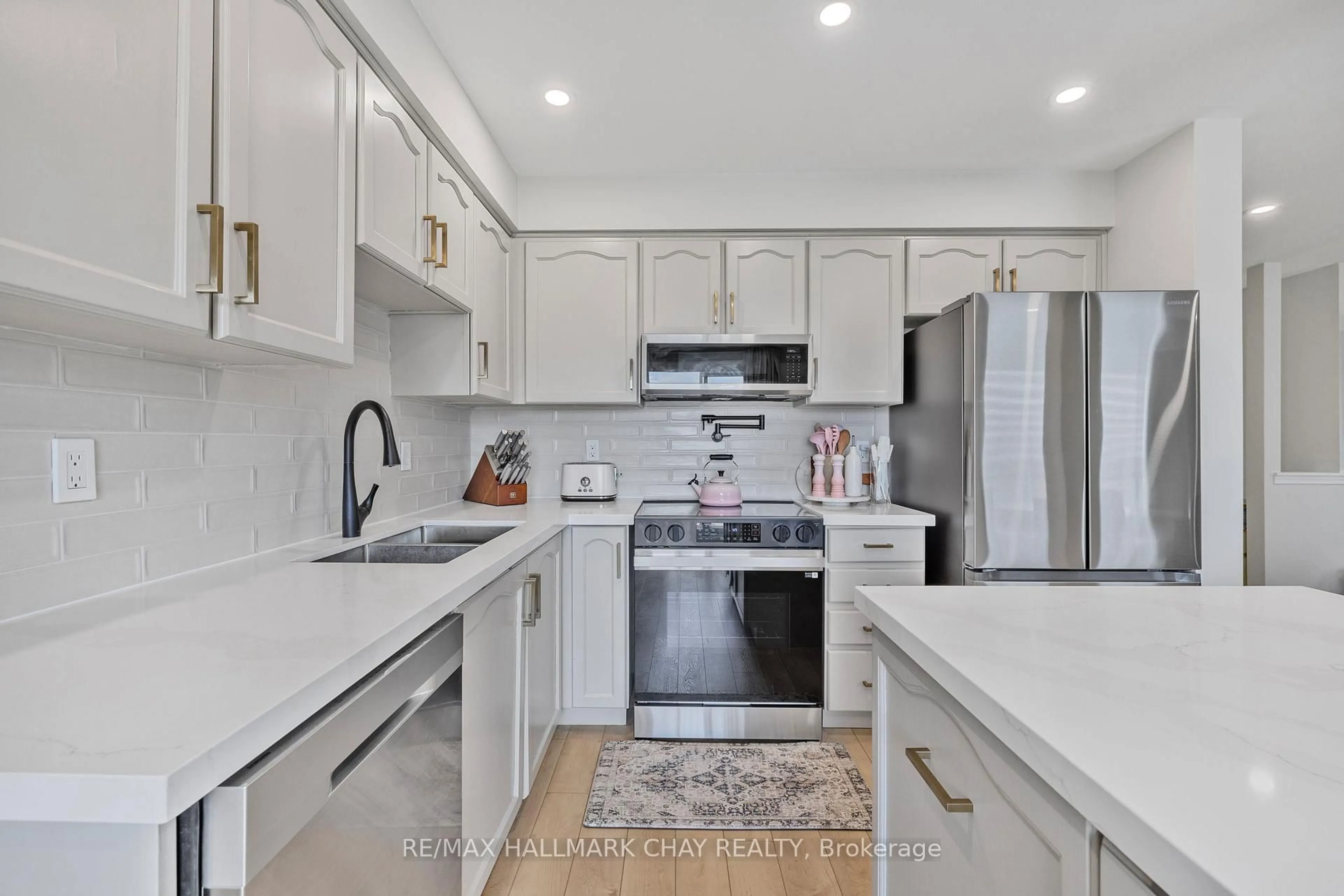 Open concept kitchen, ceramic/tile floor for 23 Smith St, Bradford West Gwillimbury Ontario L3Z 3E1