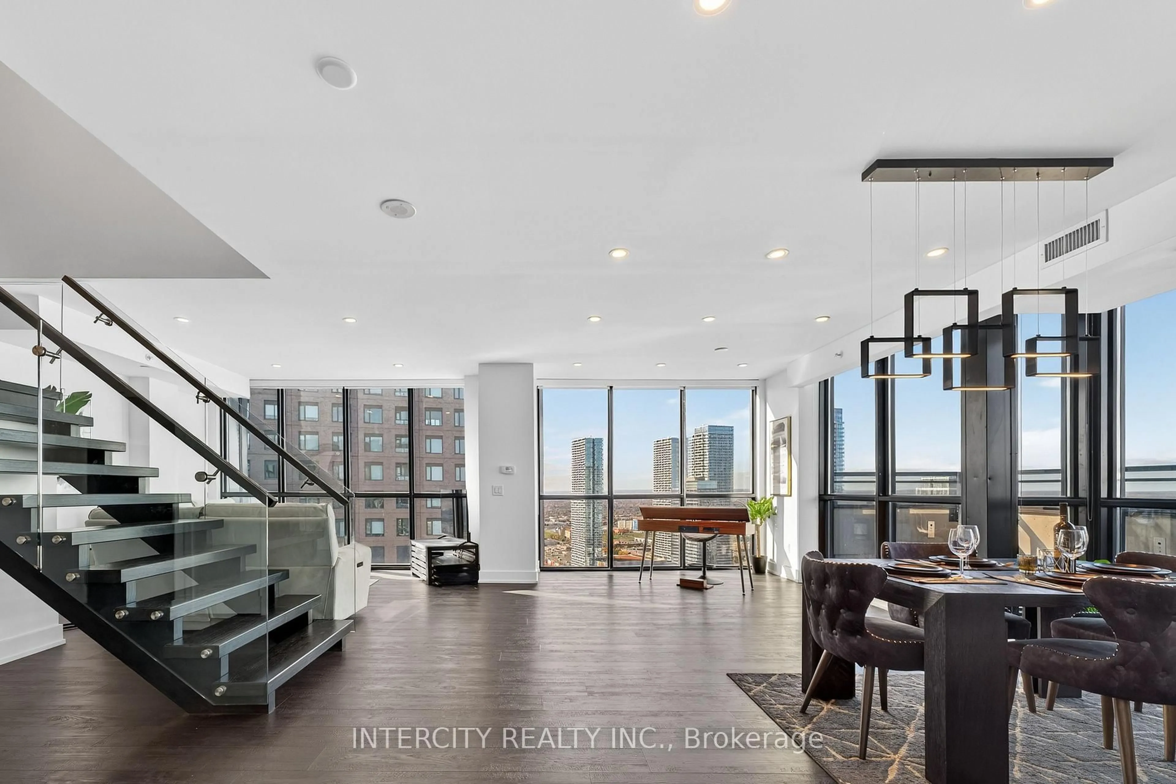 Indoor foyer for 2910 Highway 7 Rd #Ph05, Vaughan Ontario L4K 0H8