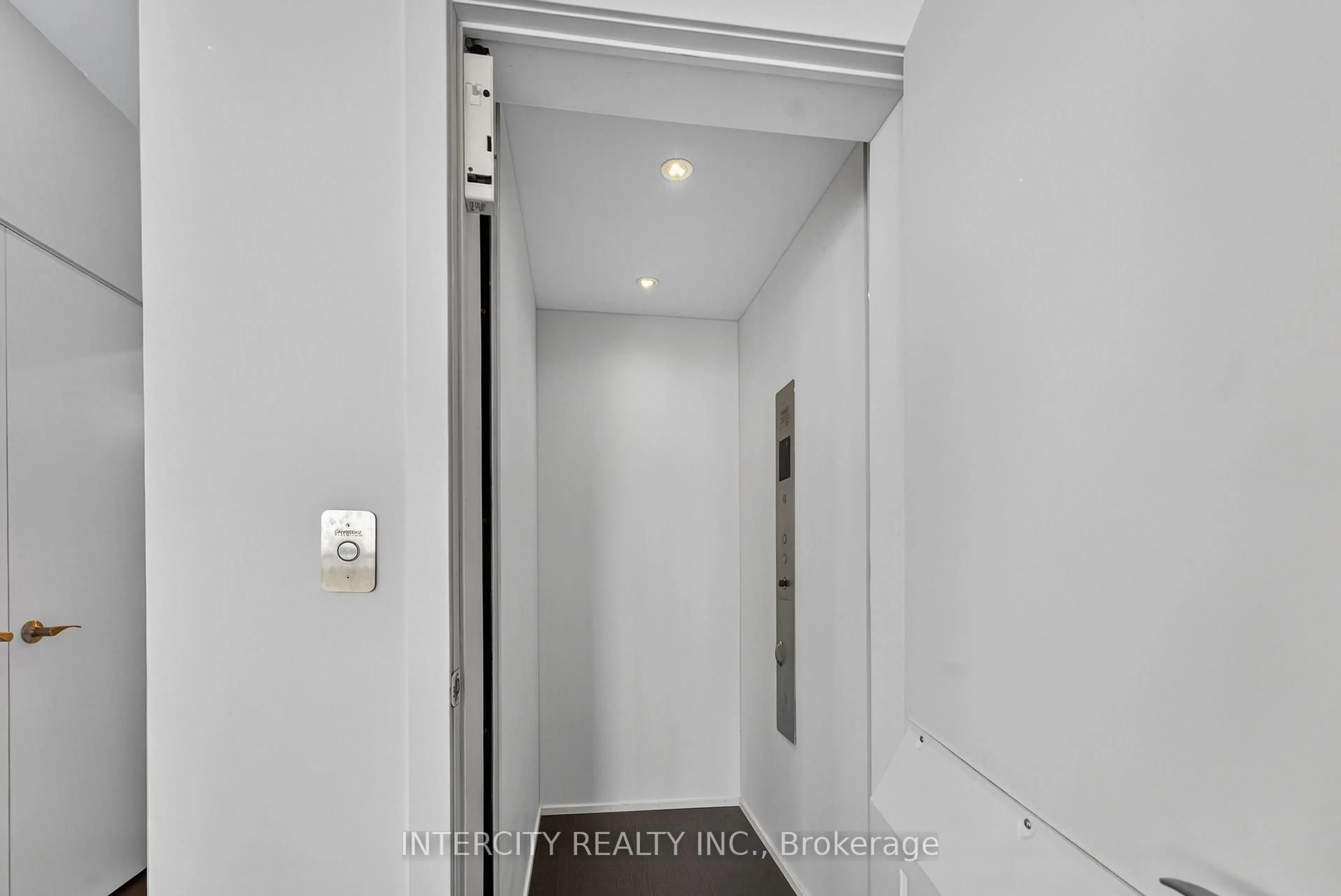 Indoor entryway for 2910 Highway 7 Rd #Ph05, Vaughan Ontario L4K 0H8
