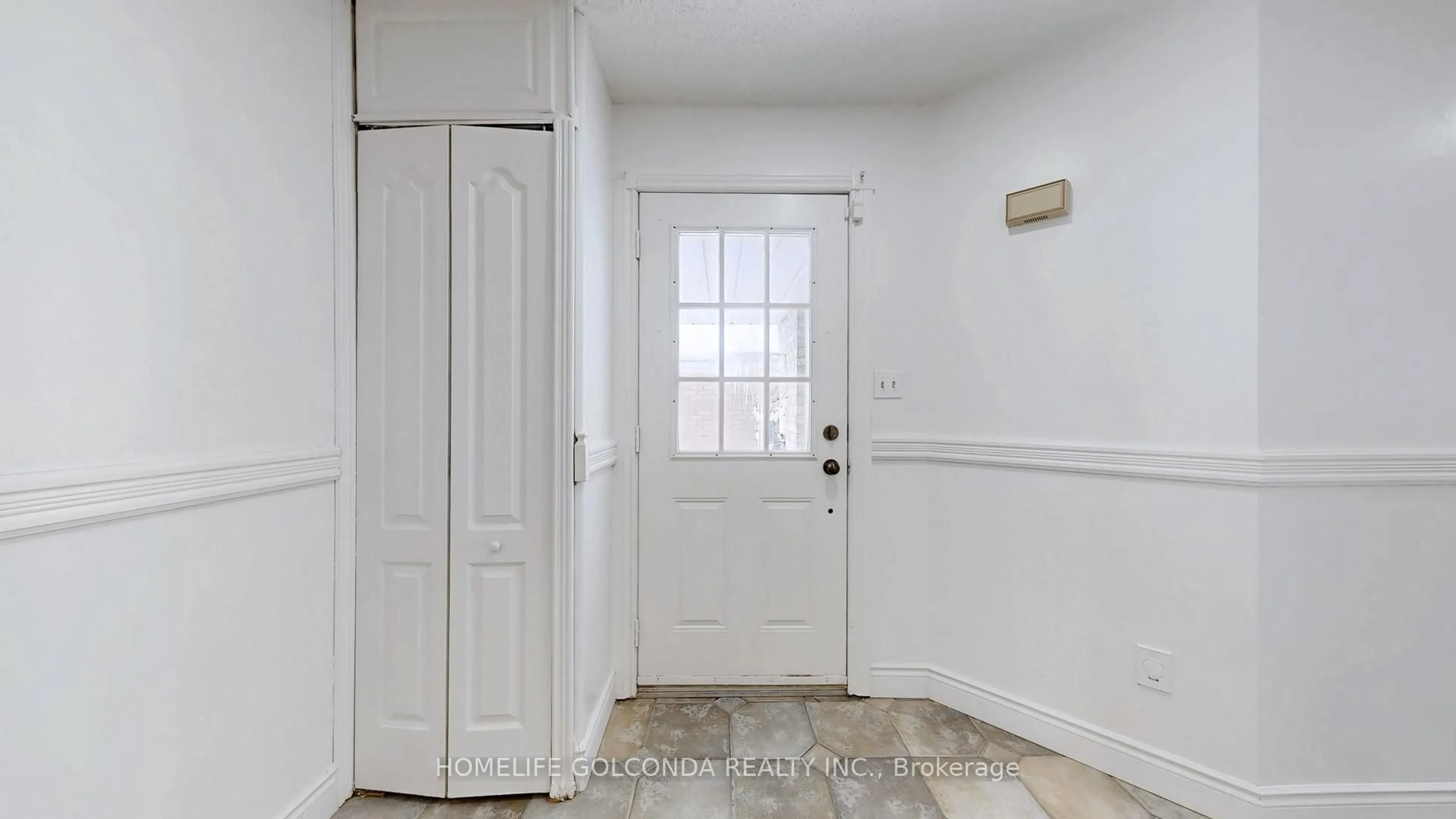 Indoor entryway for 129 Kerr Blvd, New Tecumseth Ontario L9R 1C7
