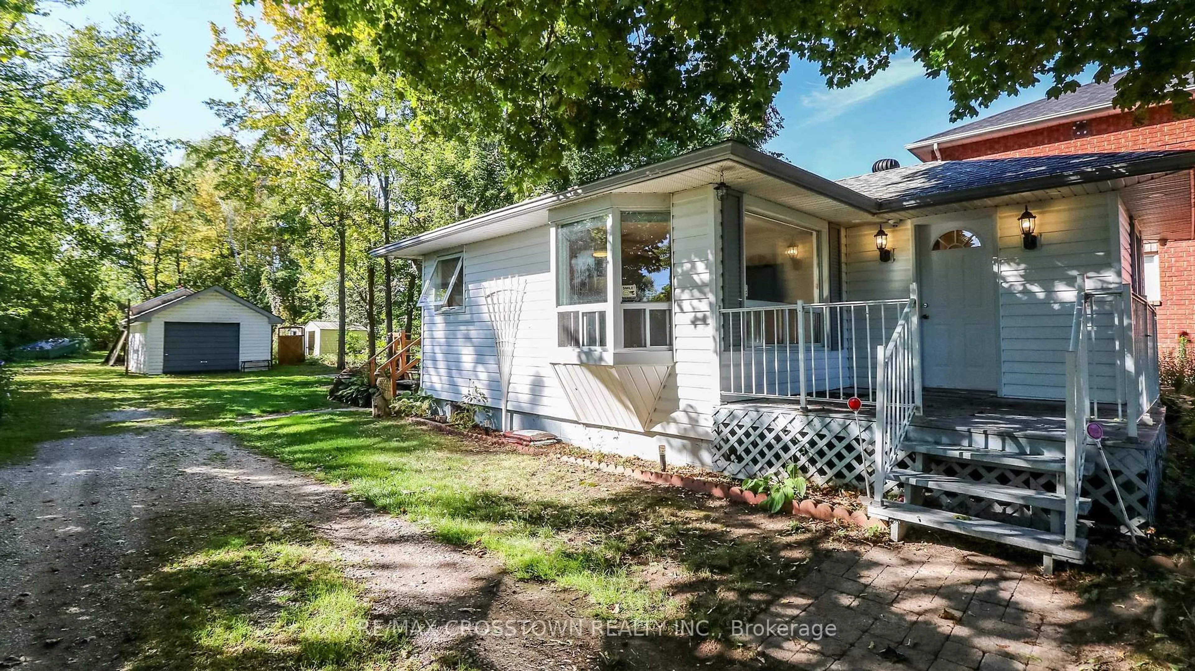 Home with vinyl exterior material, street for 673 Roberts Rd, Innisfil Ontario L9S 2E3