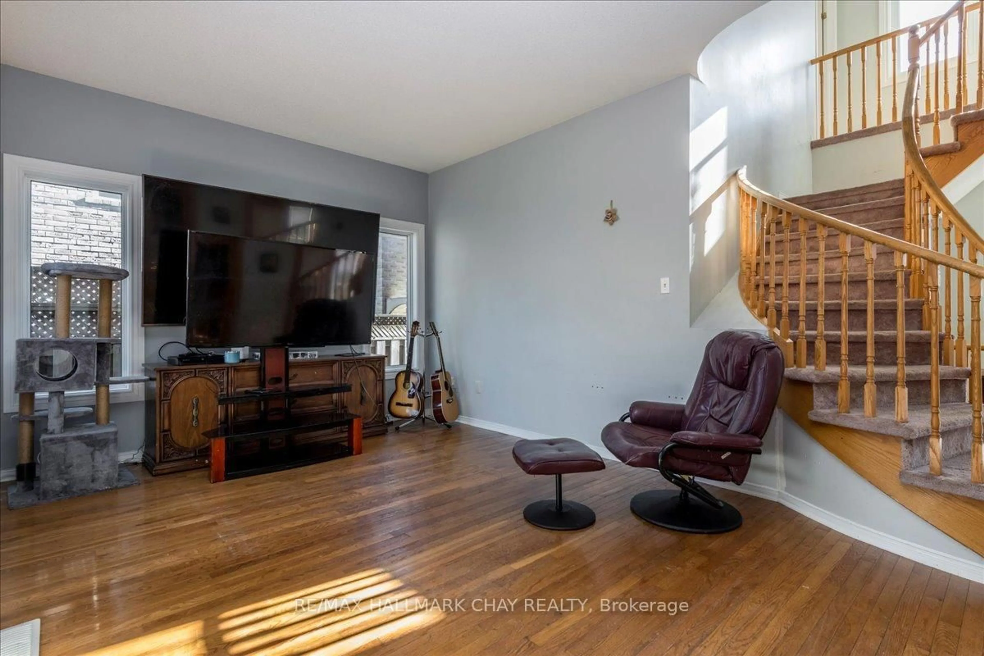 Living room with furniture, unknown for 1967 WILSON St, Innisfil Ontario L9S 2A1