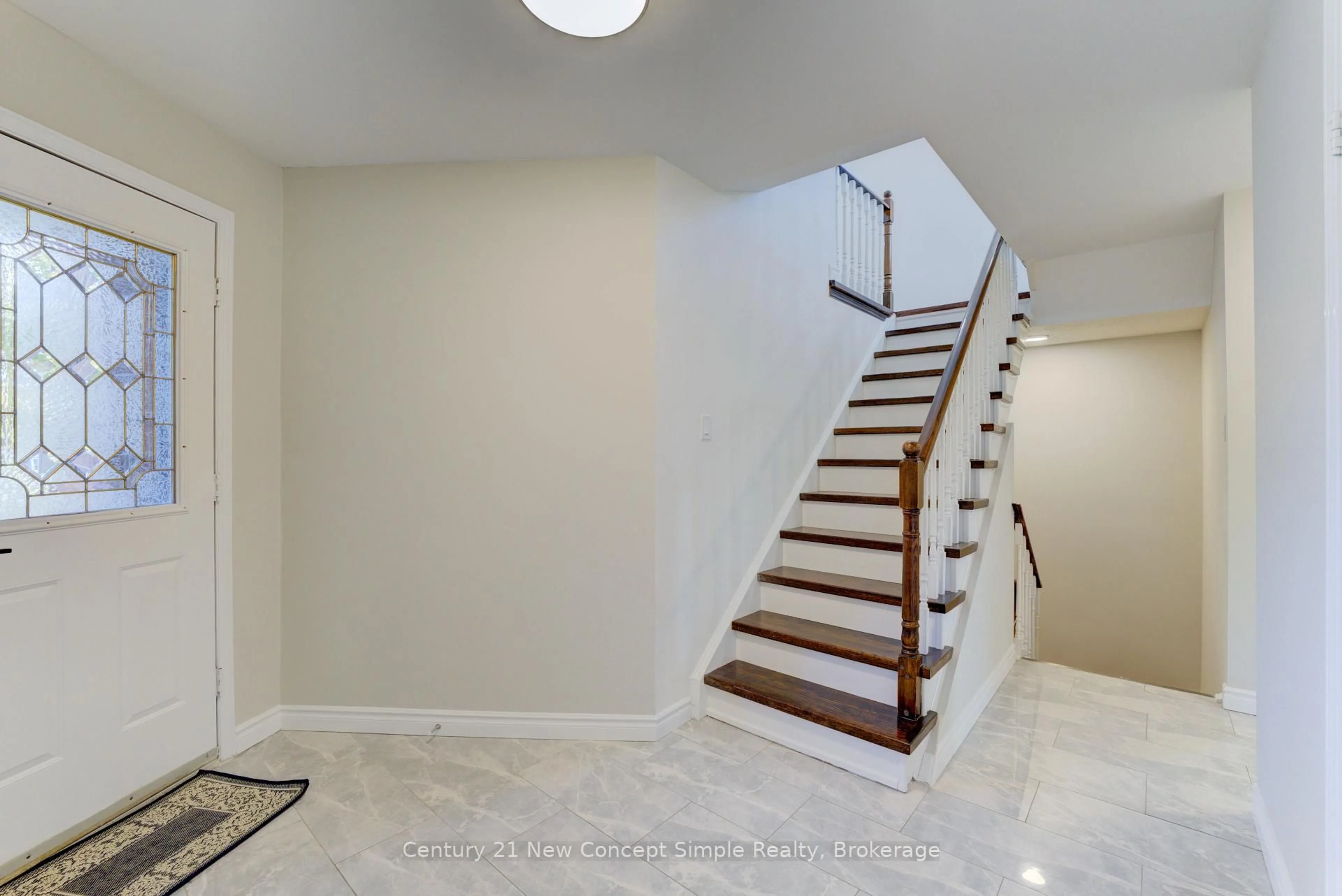 Stairs for 12 Kilbarry Ct Crt, Richmond Hill Ontario L4C 4M8