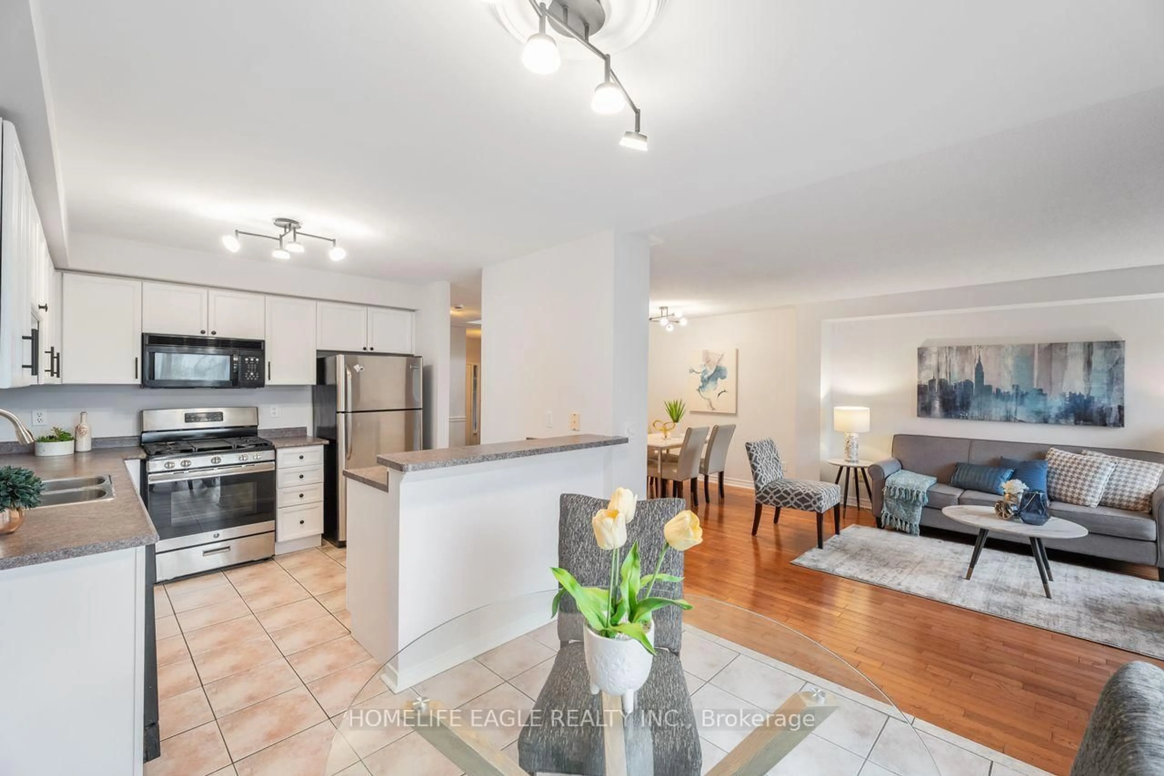 Open concept kitchen, unknown for 42 Millcliff Circ, Aurora Ontario L4G 7N7