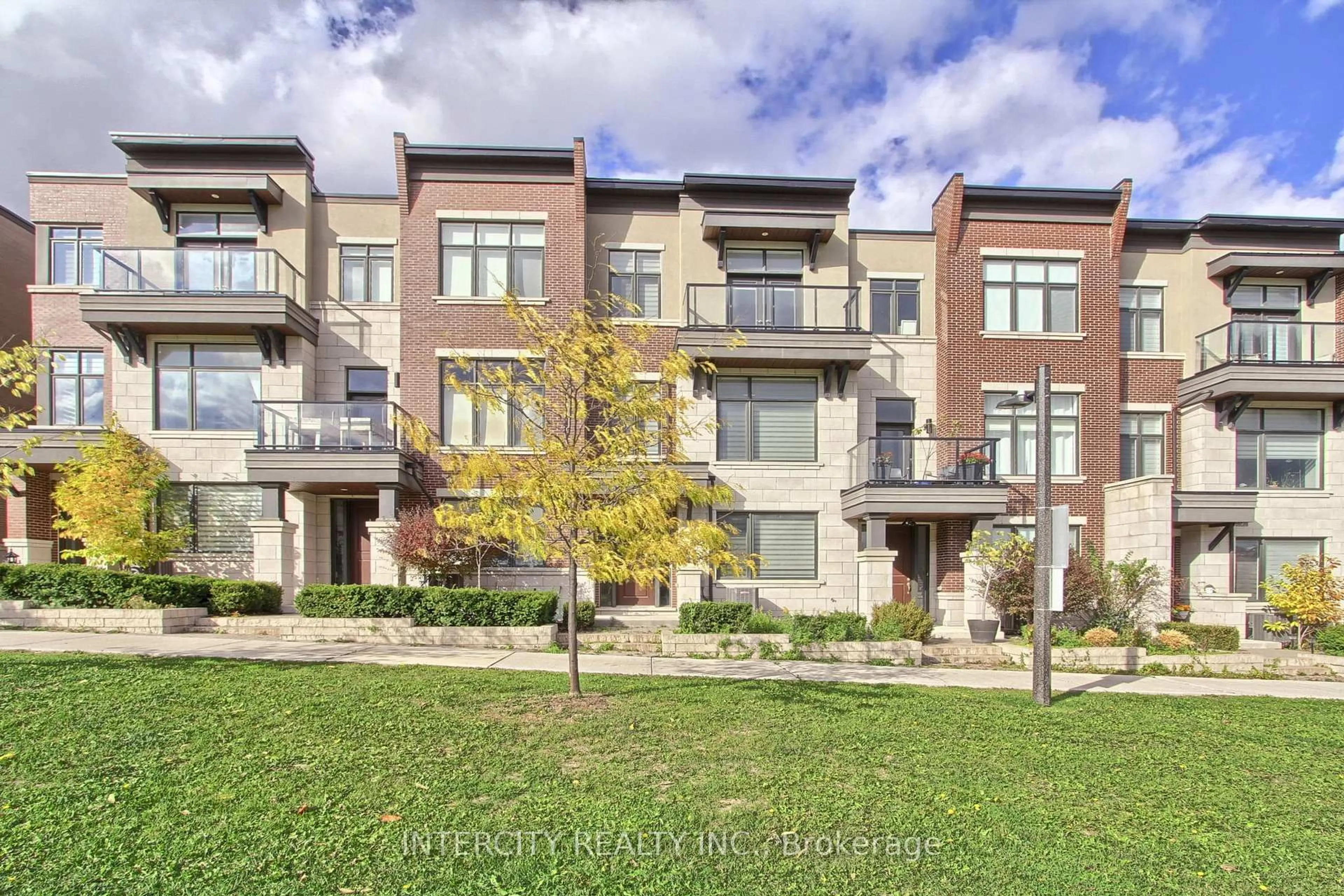 Home with brick exterior material, unknown for 7 Adaskin Ave, Vaughan Ontario L6A 4Z8