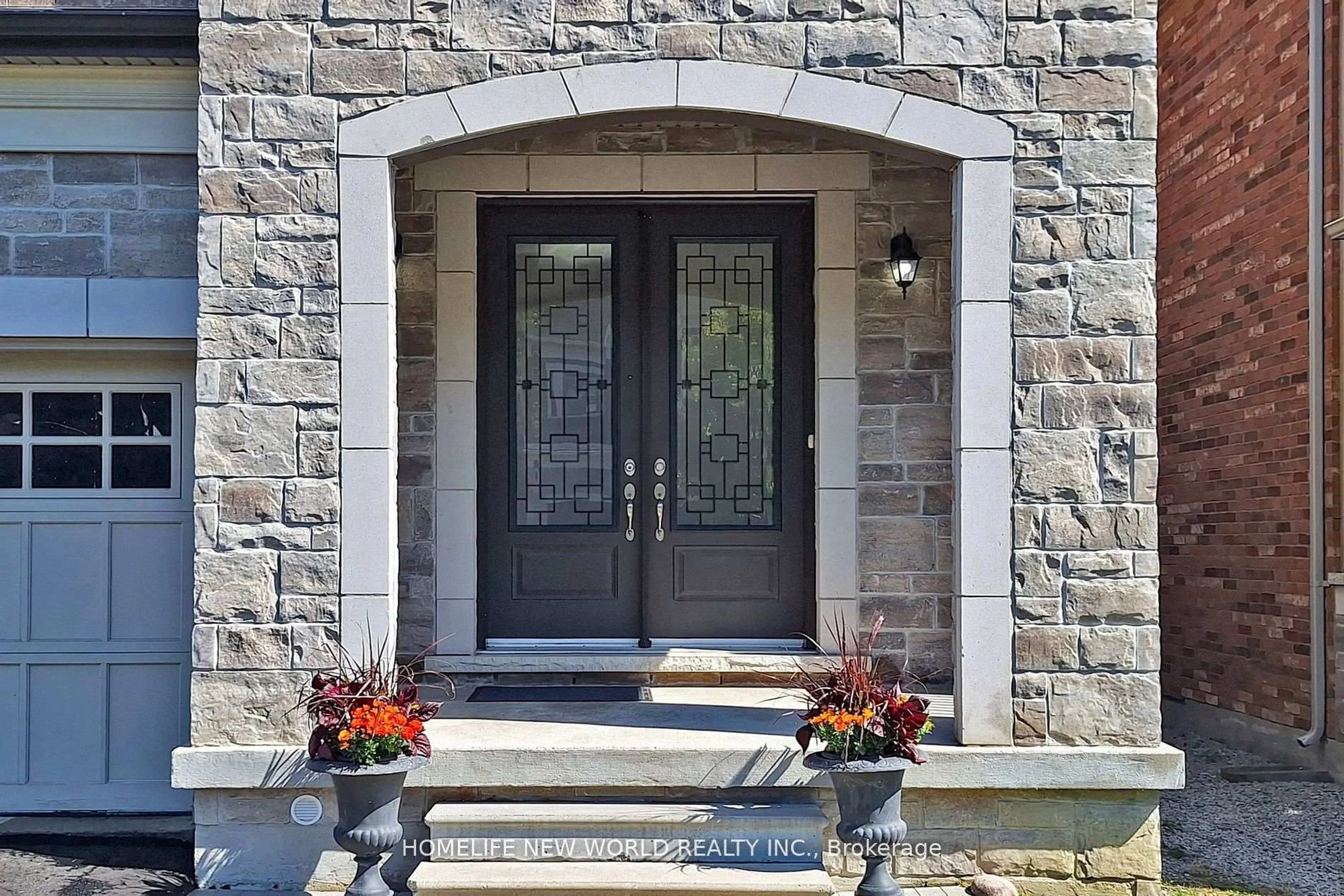 Indoor entryway for 36 Strawbridge Farm Dr, Aurora Ontario L4G 0V3