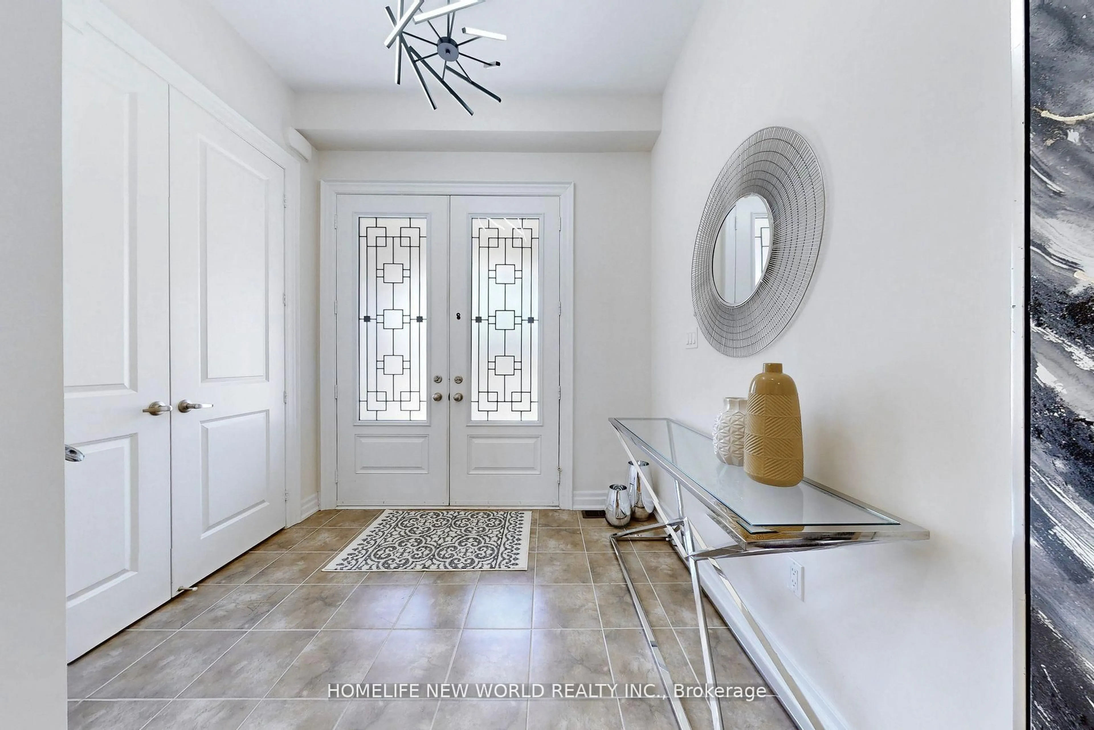 Indoor entryway for 36 Strawbridge Farm Dr, Aurora Ontario L4G 0V3