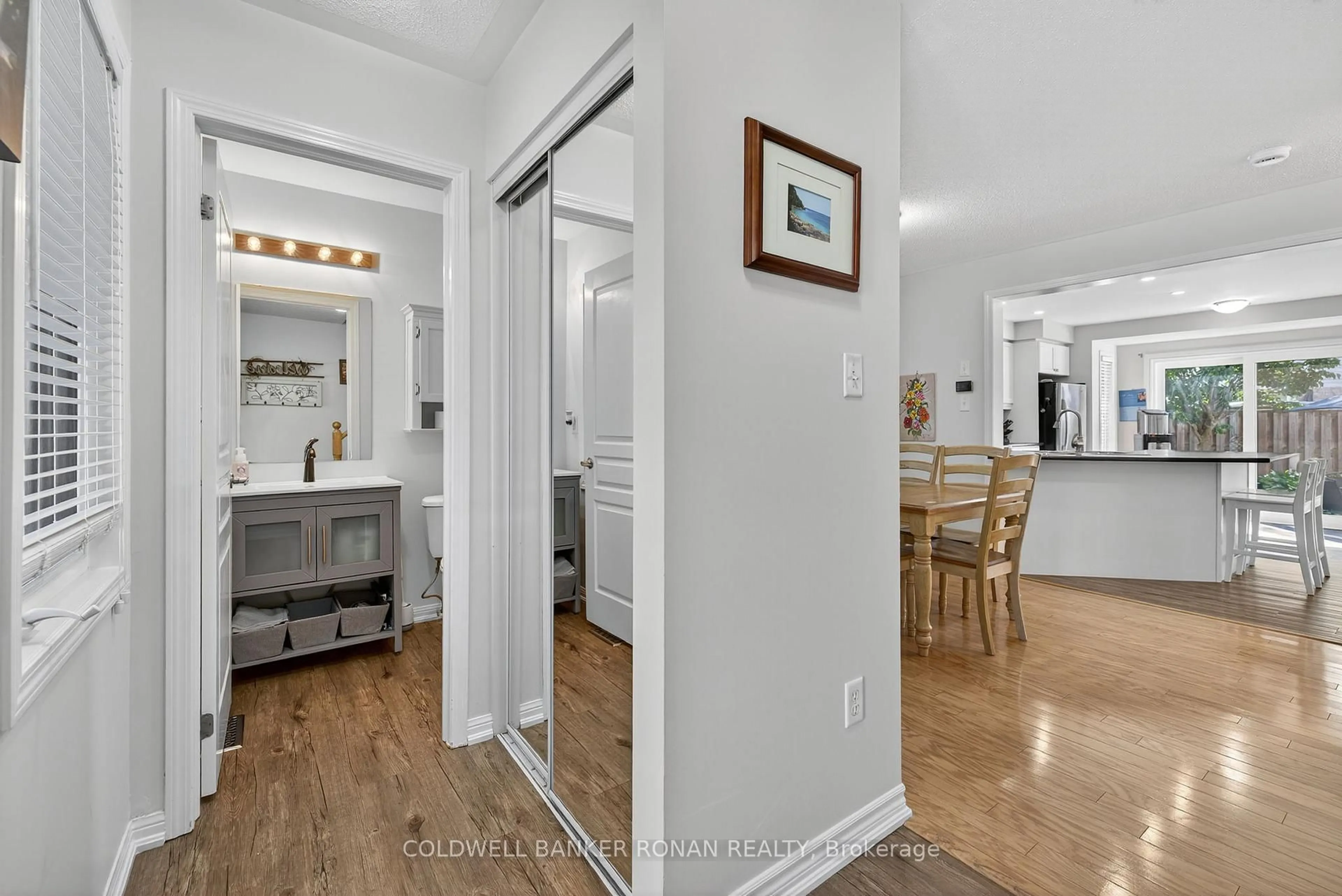 Indoor entryway for 22 Callander Cres, New Tecumseth Ontario L9R 0B4