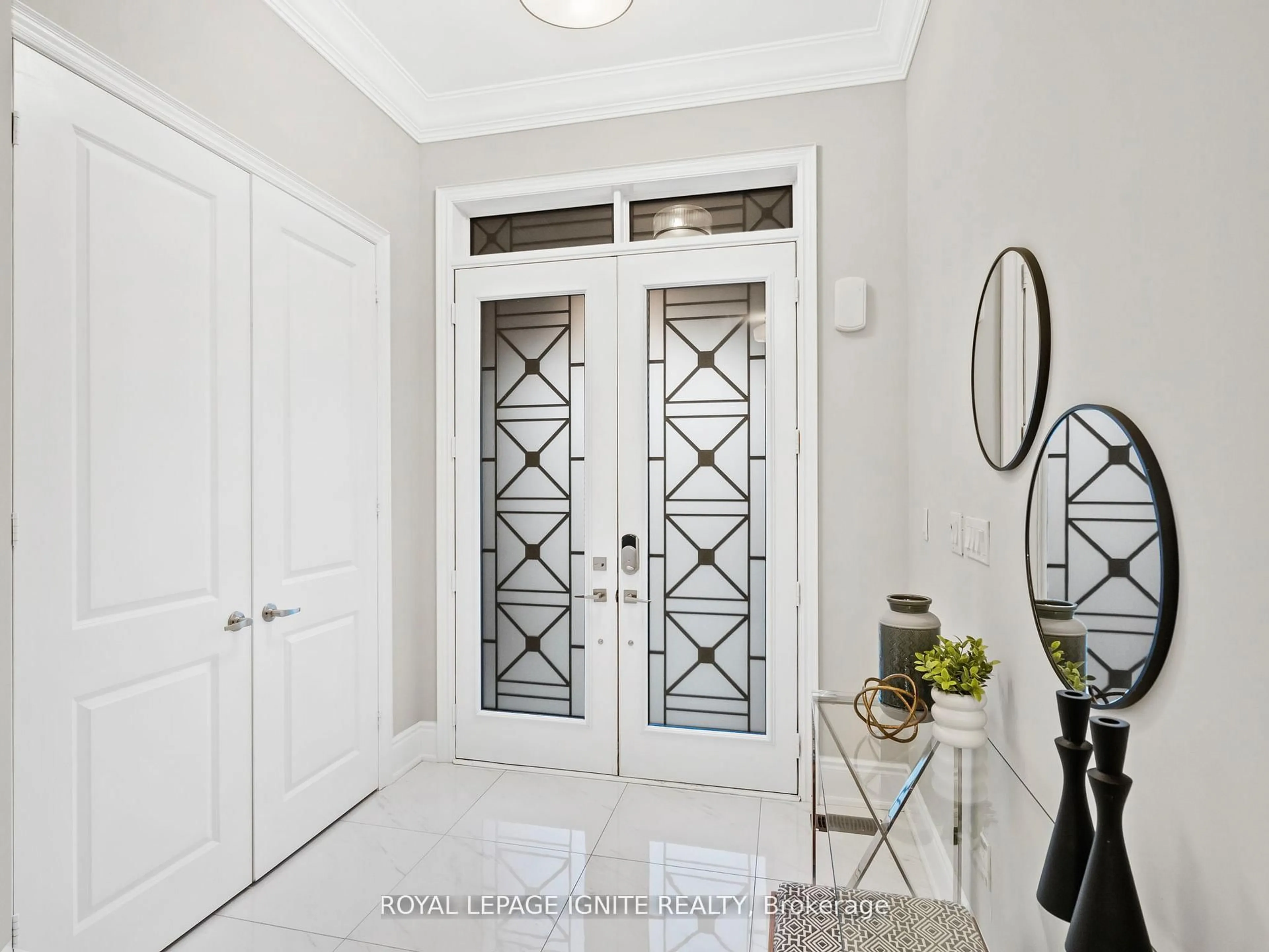 Indoor entryway for 32 Lewis Ave, Bradford West Gwillimbury Ontario L3Z 0W9