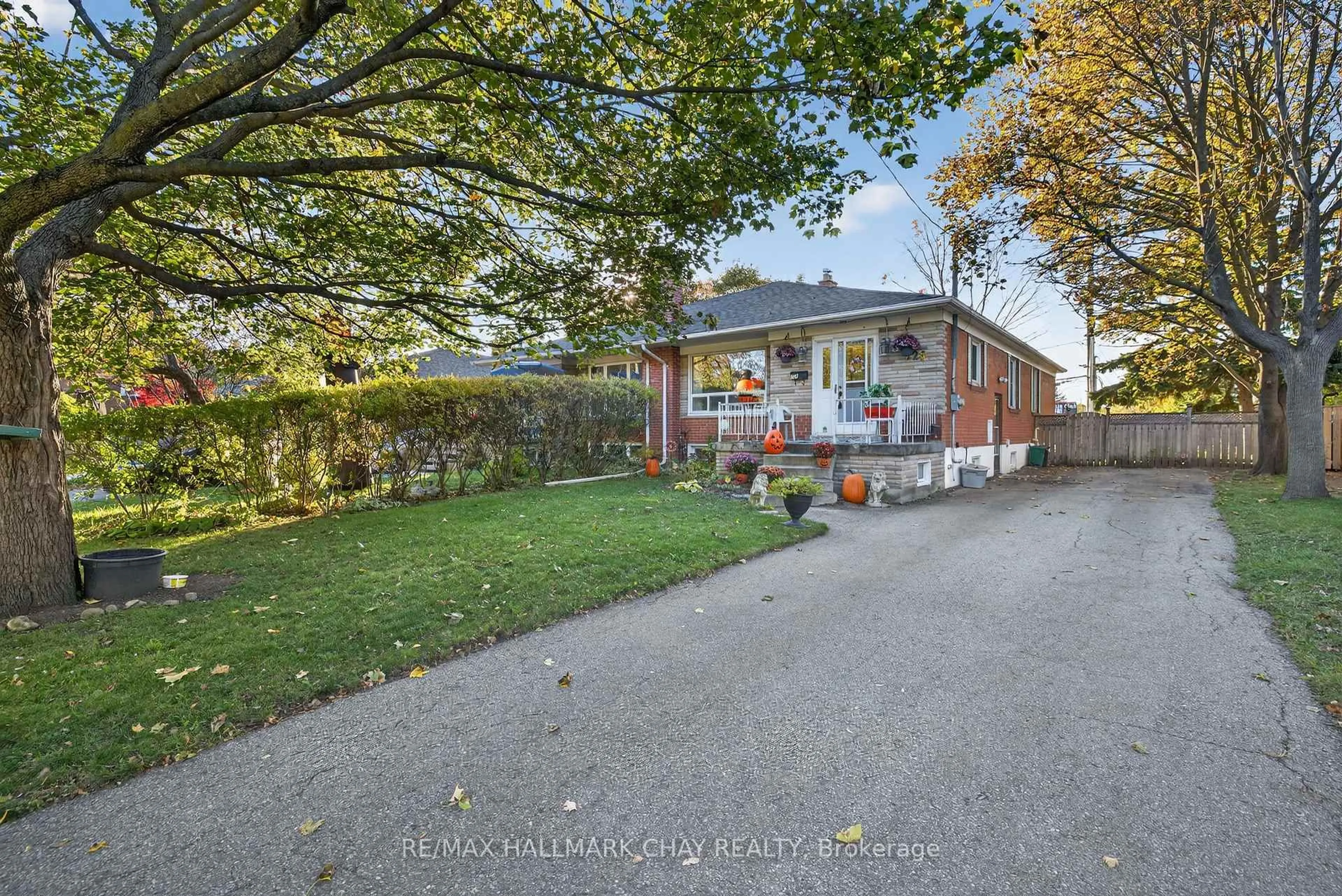 A pic from outside/outdoor area/front of a property/back of a property/a pic from drone, street for 225 Elka Dr, Richmond Hill Ontario L4C 3A2