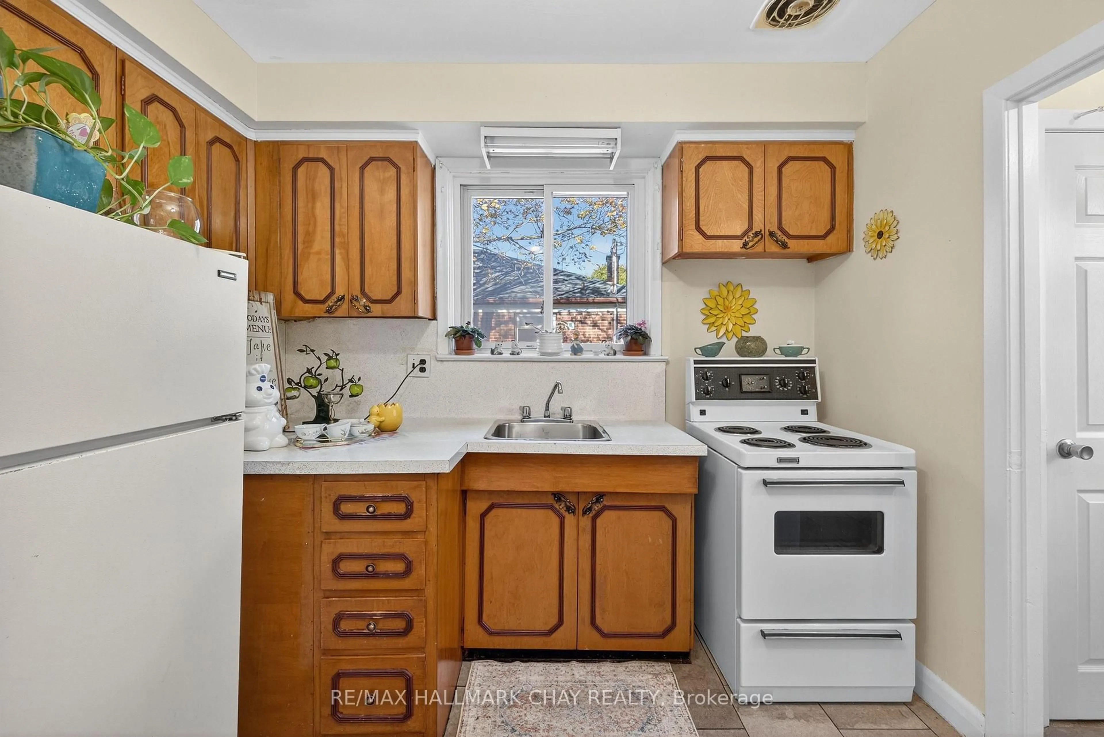 Standard kitchen, unknown for 225 Elka Dr, Richmond Hill Ontario L4C 3A2