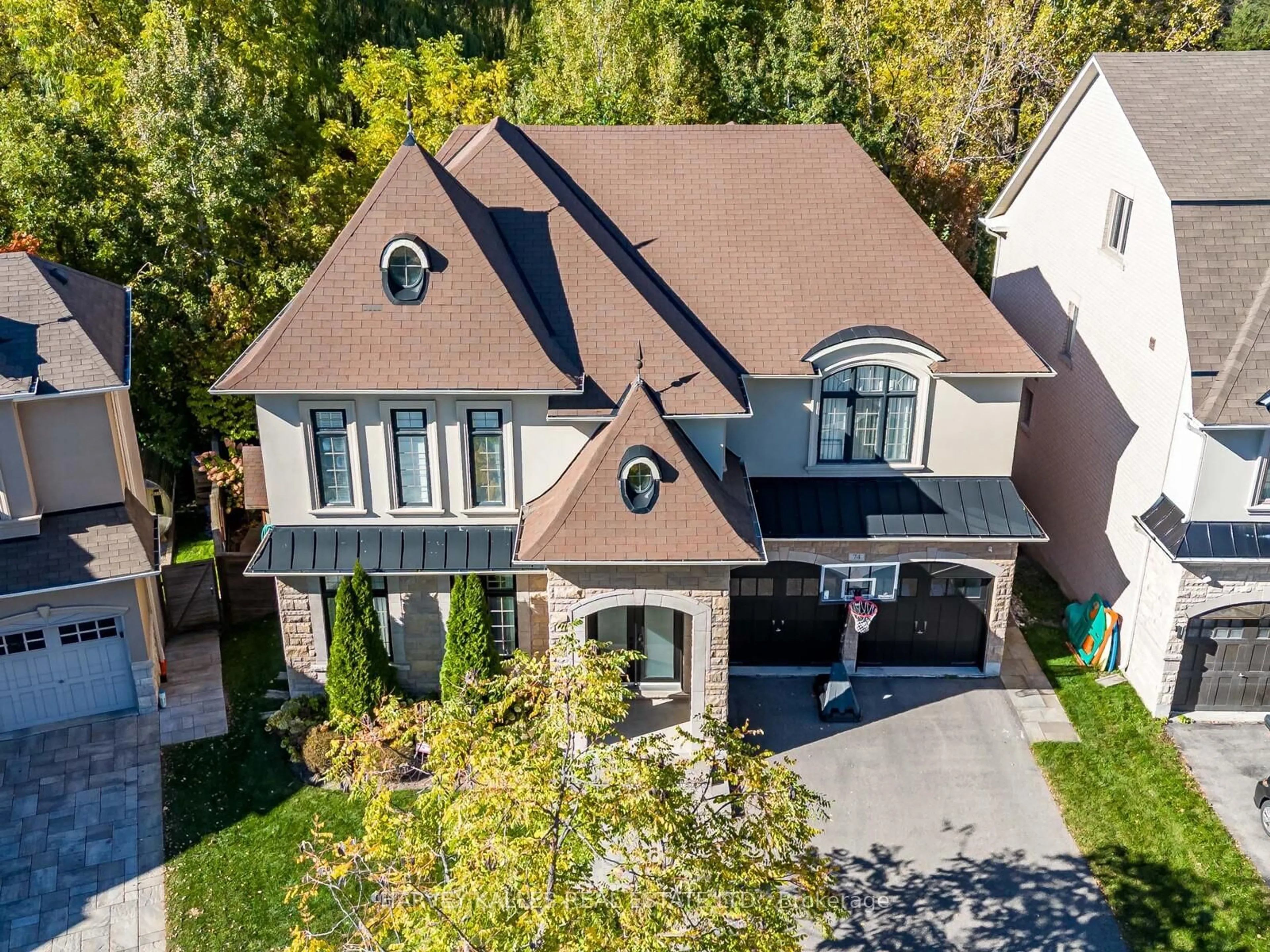 A pic from outside/outdoor area/front of a property/back of a property/a pic from drone, street for 74 Rumsey Rd, Vaughan Ontario L6A 4L8
