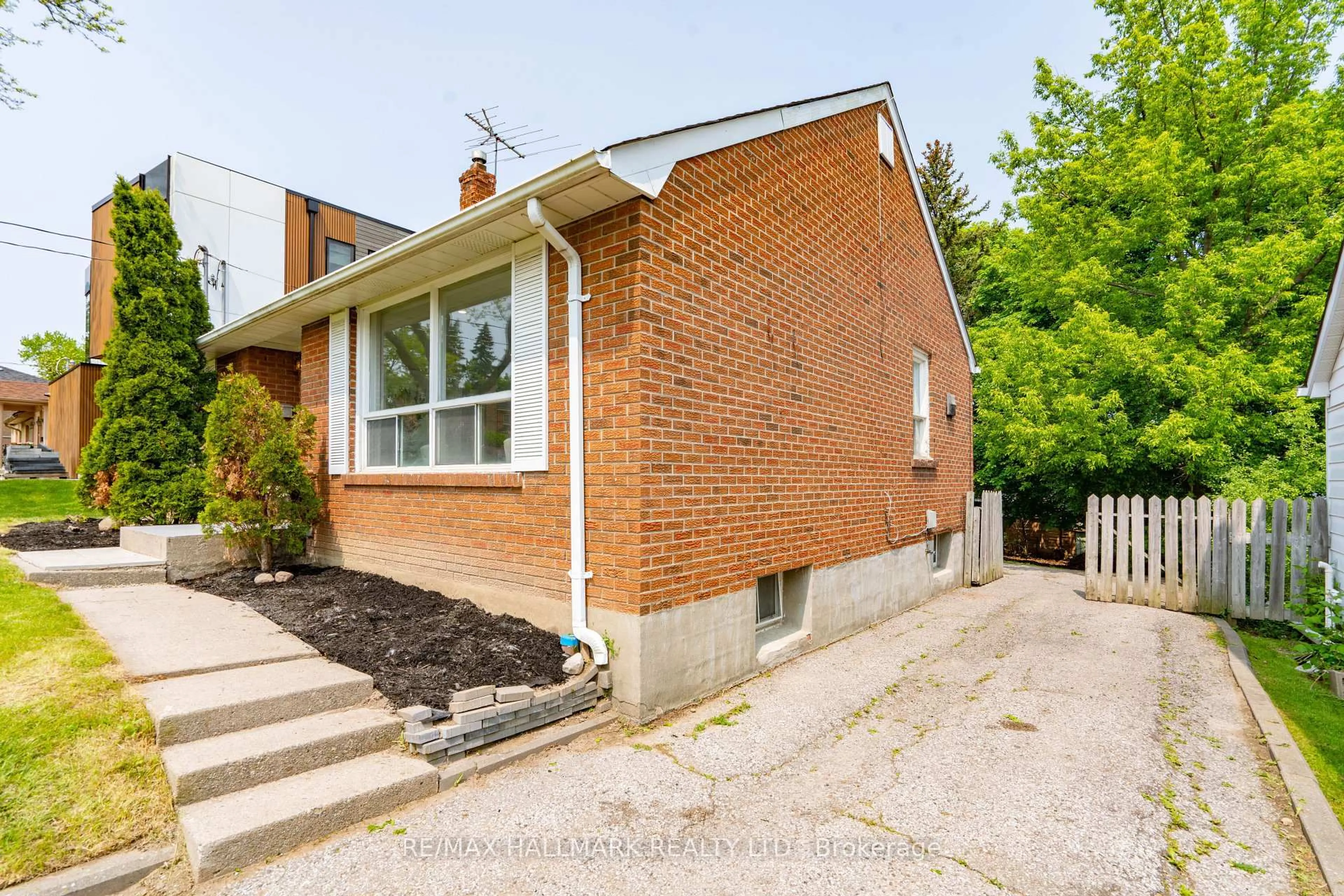 Home with brick exterior material, street for 104 Highland Park Blvd, Markham Ontario L3T 1B7