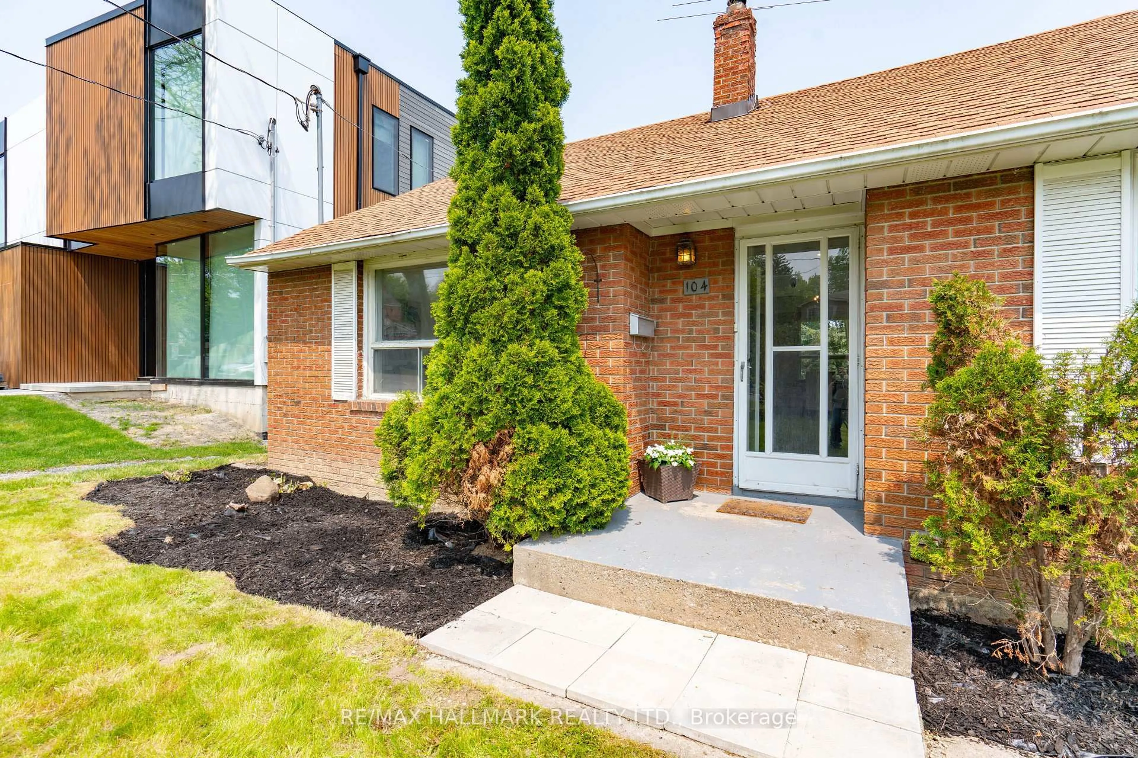 Home with brick exterior material, street for 104 Highland Park Blvd, Markham Ontario L3T 1B7