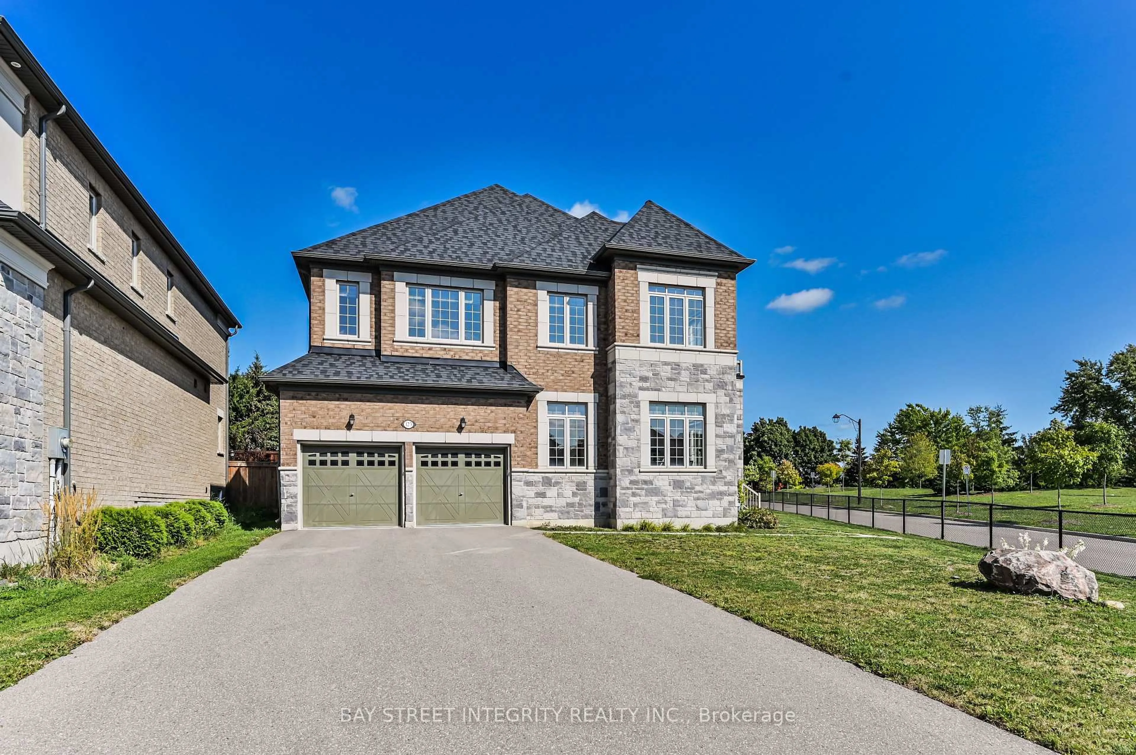 Home with brick exterior material, street for 123 Mitchell Pl, Newmarket Ontario L3Y 0E2