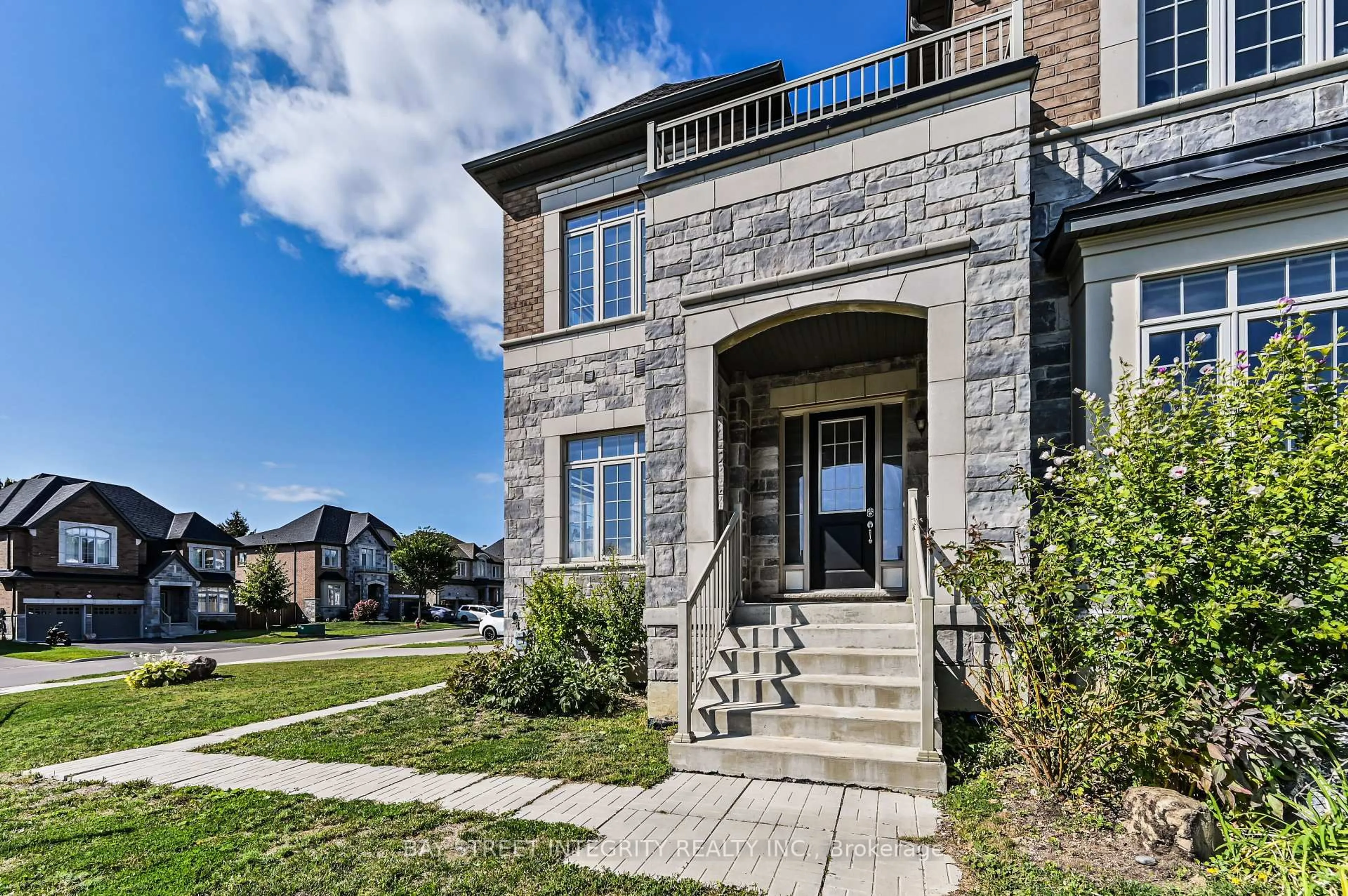 Home with brick exterior material, street for 123 Mitchell Pl, Newmarket Ontario L3Y 0E2