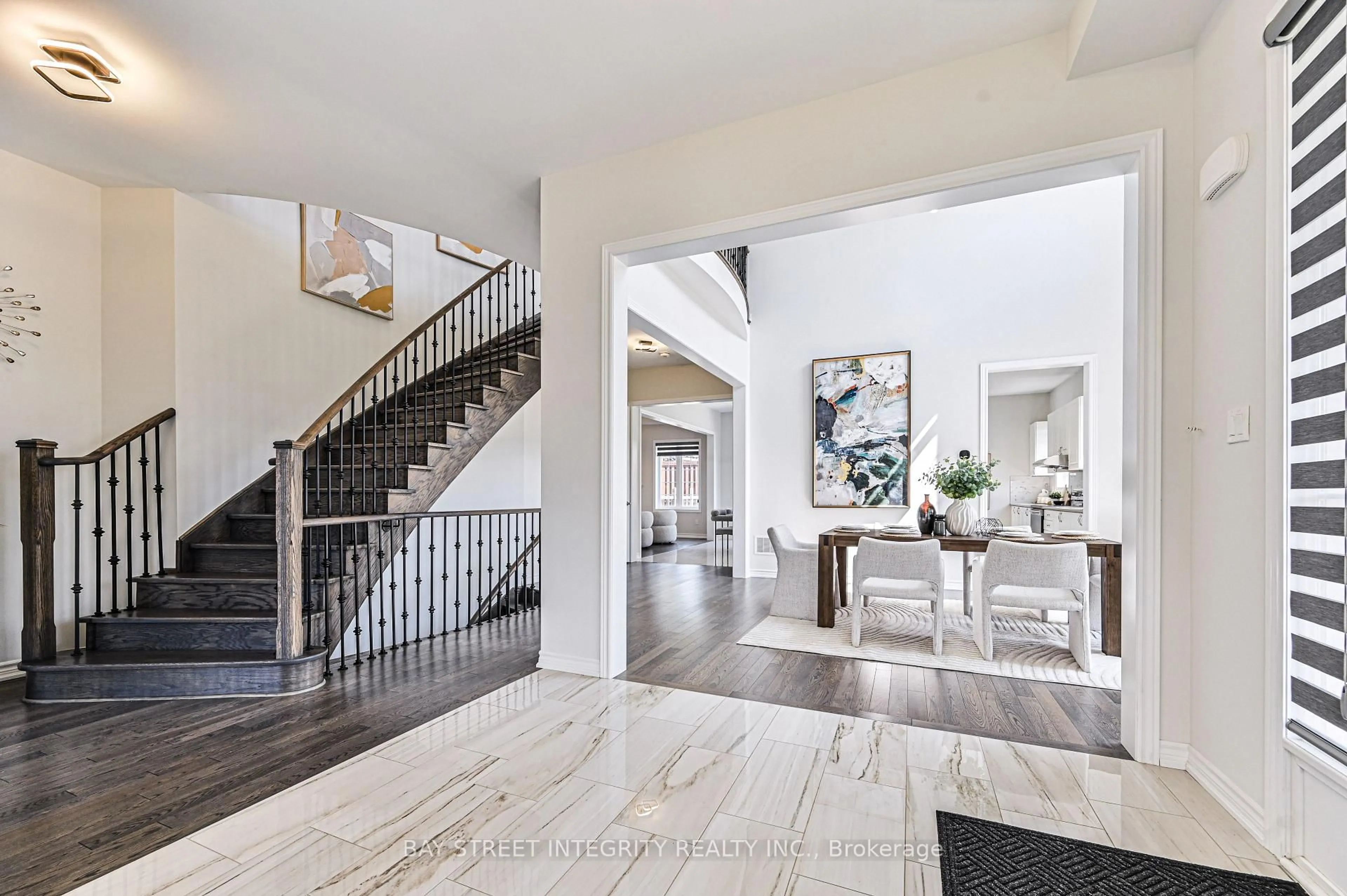 Indoor entryway for 123 Mitchell Pl, Newmarket Ontario L3Y 0E2