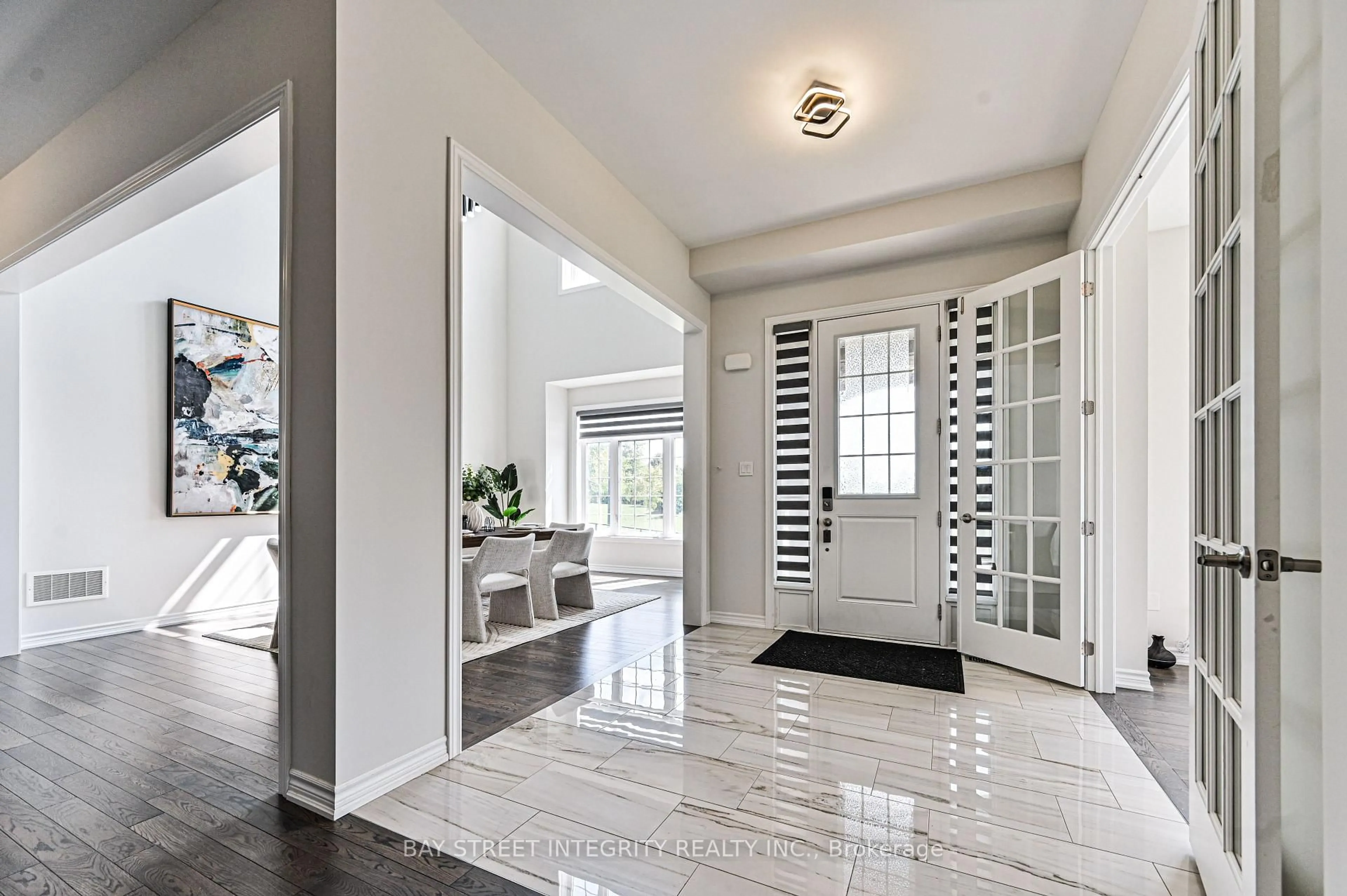 Indoor entryway for 123 Mitchell Pl, Newmarket Ontario L3Y 0E2