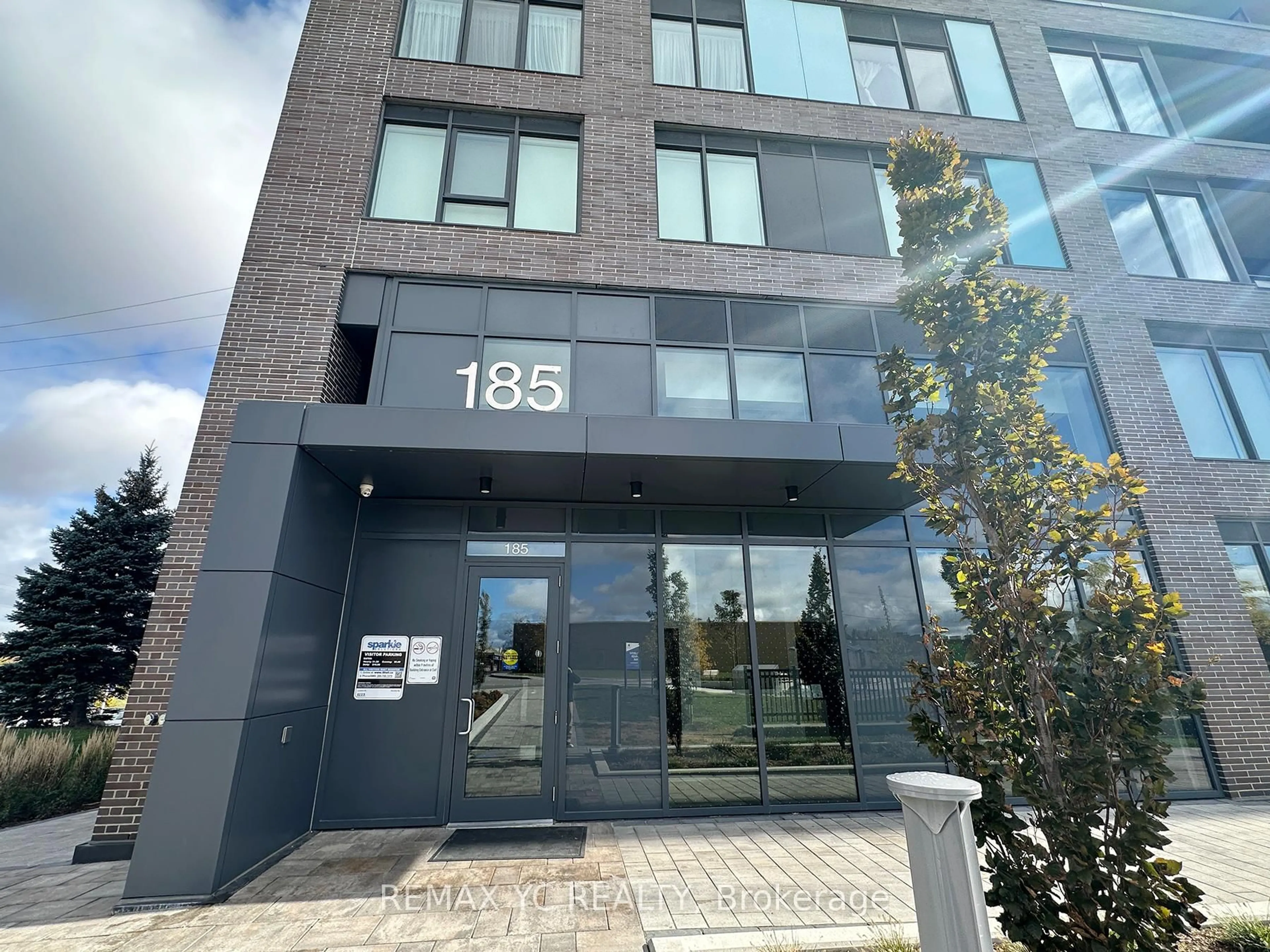 Indoor foyer for 185 Deerfield Rd #501, Newmarket Ontario L3Y 0G7