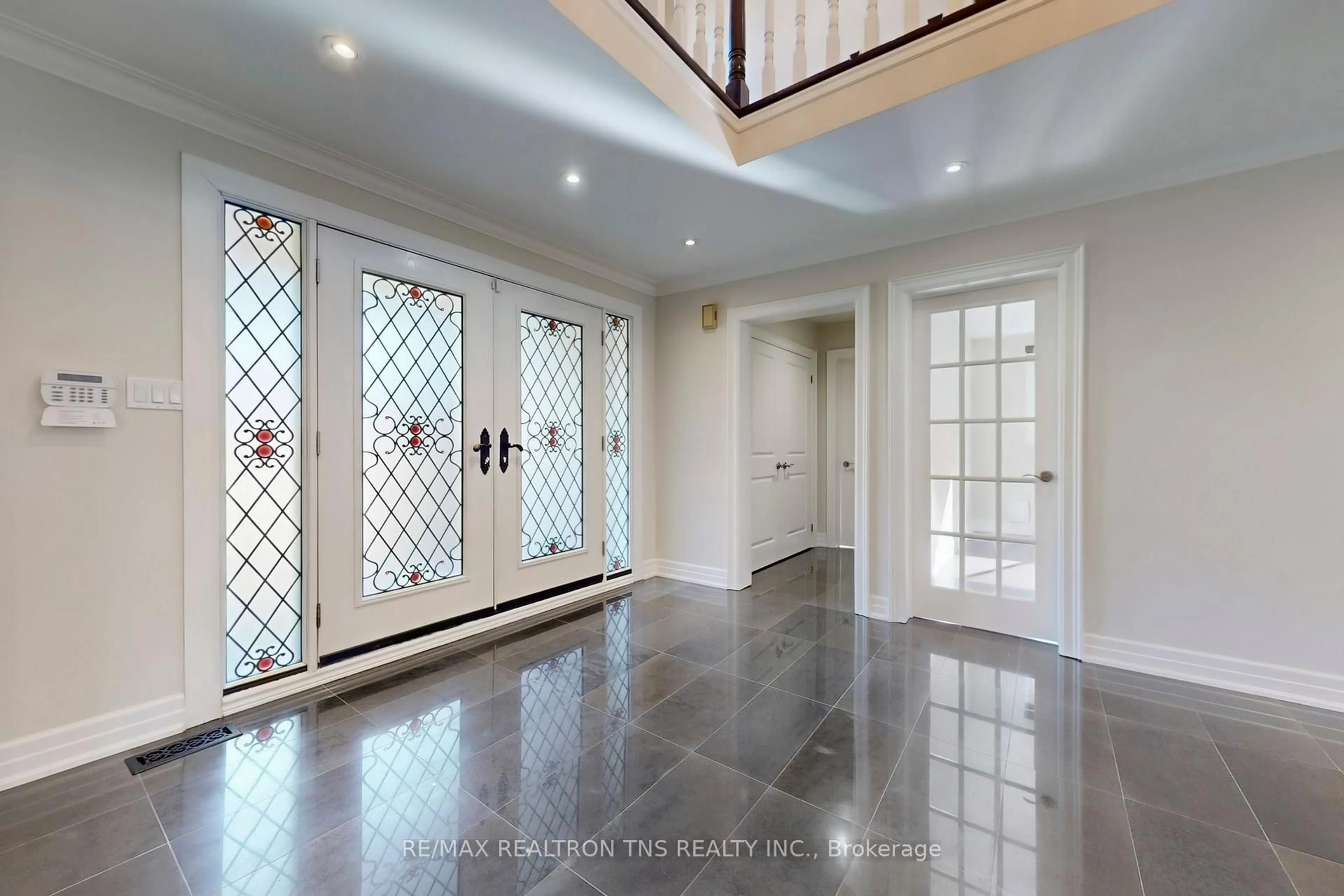 Indoor foyer for 20 Doncrest Rd, Richmond Hill Ontario L4B 1A2