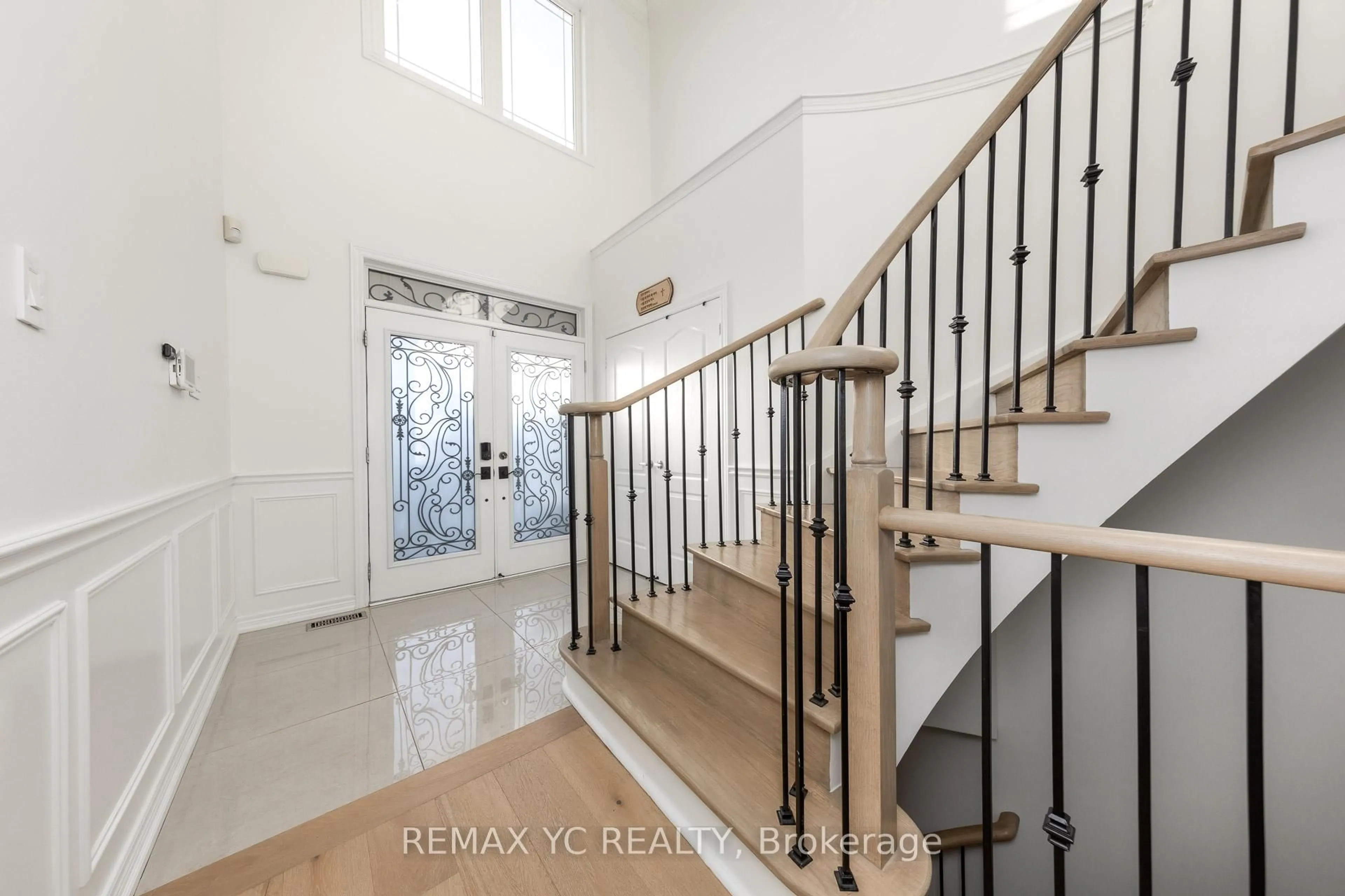 Indoor entryway for 101 Oberfrick Ave, Vaughan Ontario L6A 0N9
