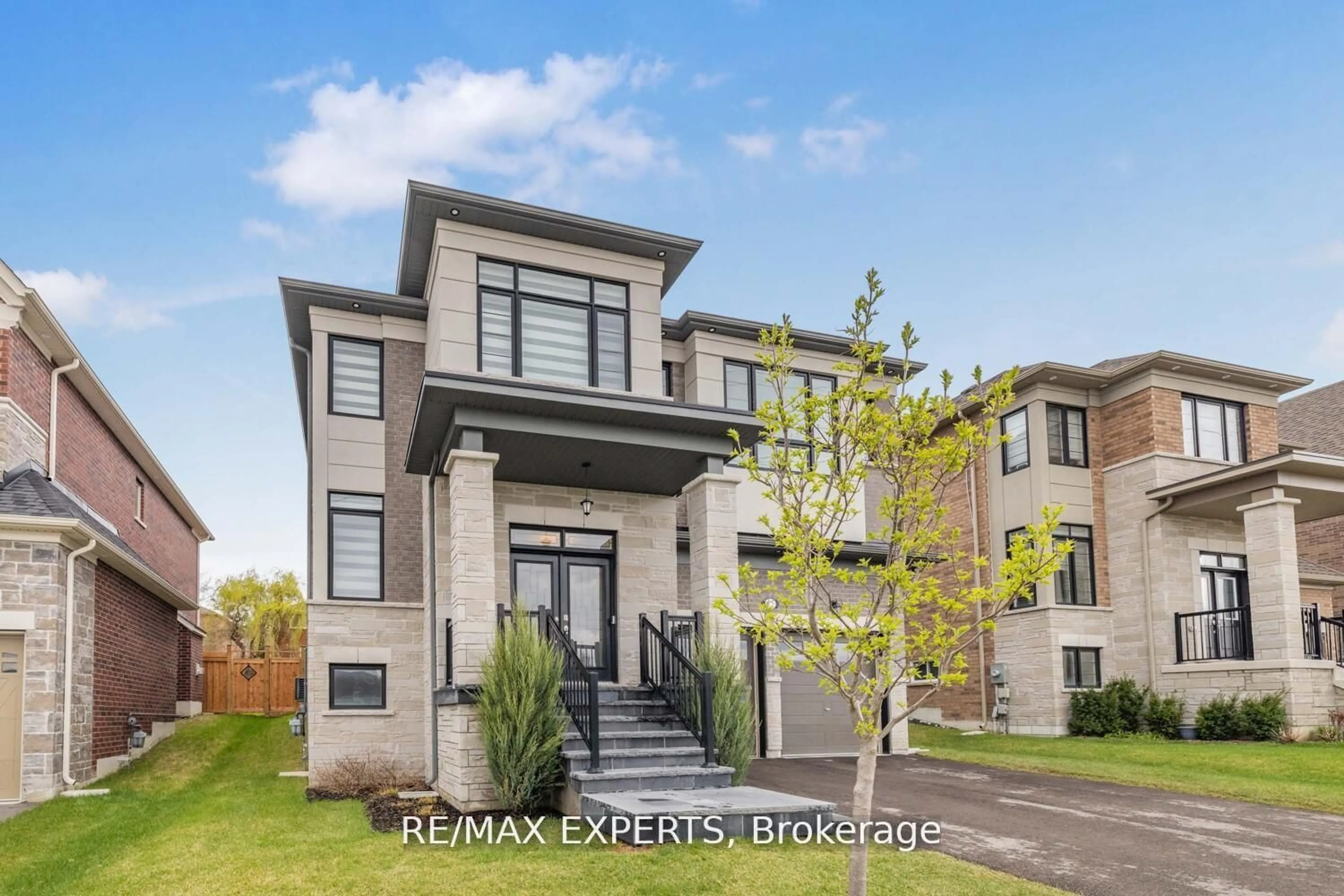 Home with brick exterior material, street for 75 Bethpage Cres, Newmarket Ontario L3X 1B8