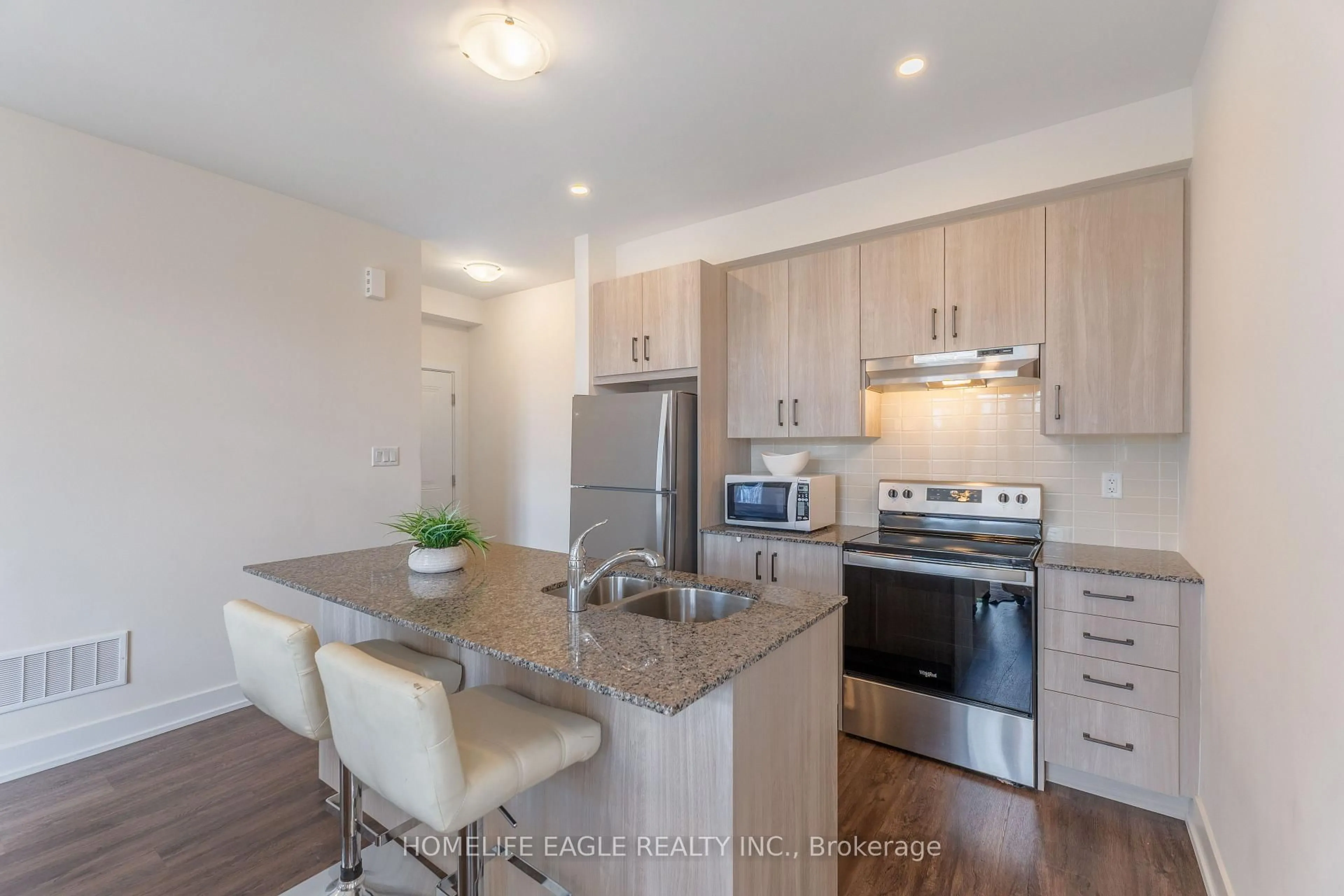 Open concept kitchen, wood/laminate floor for 7 Phelps Lane #16, Richmond Hill Ontario L4E 1J4