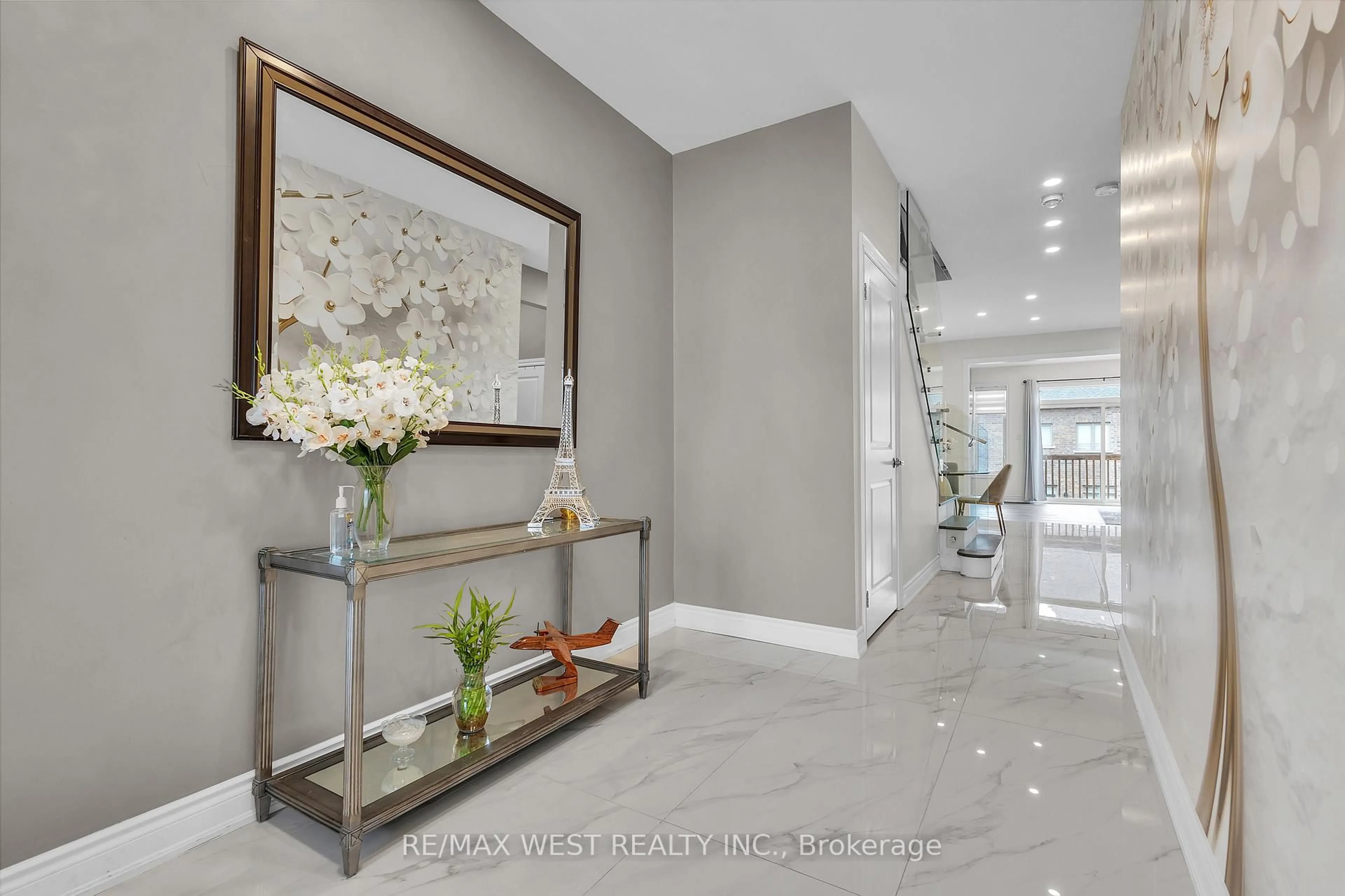 Indoor entryway for 61 Zenith Ave, Vaughan Ontario L4H 4L1