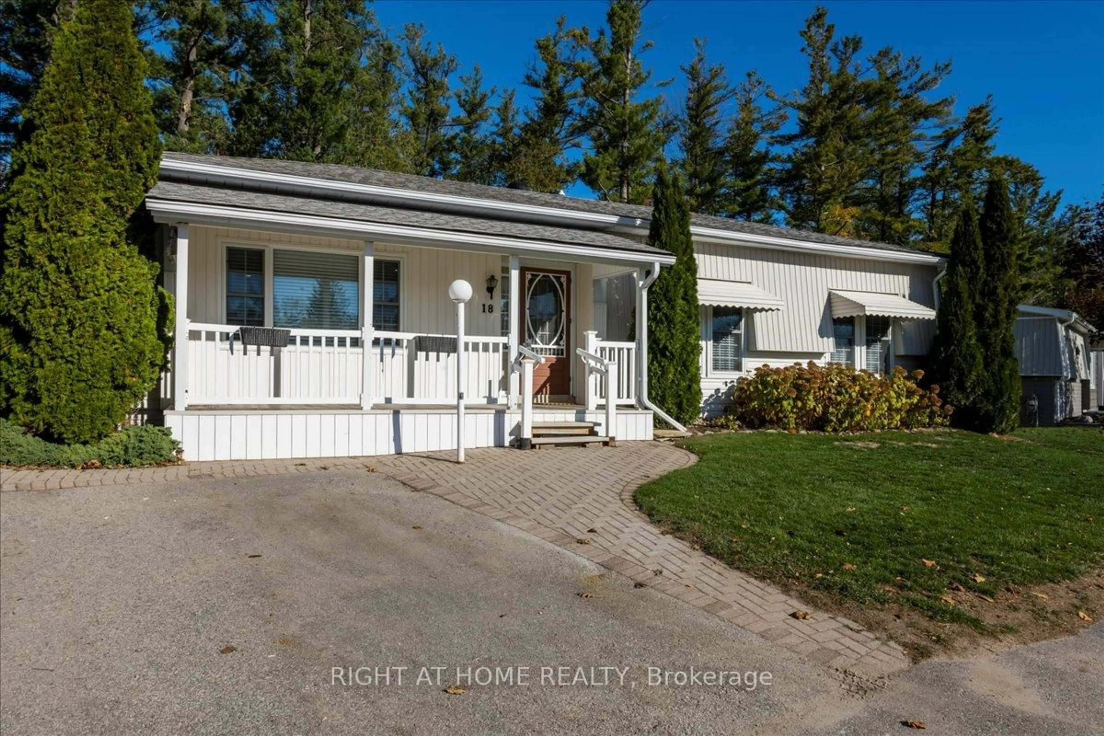 Home with vinyl exterior material, street for 18 Riverview Circ, Innisfil Ontario L9S 1M2