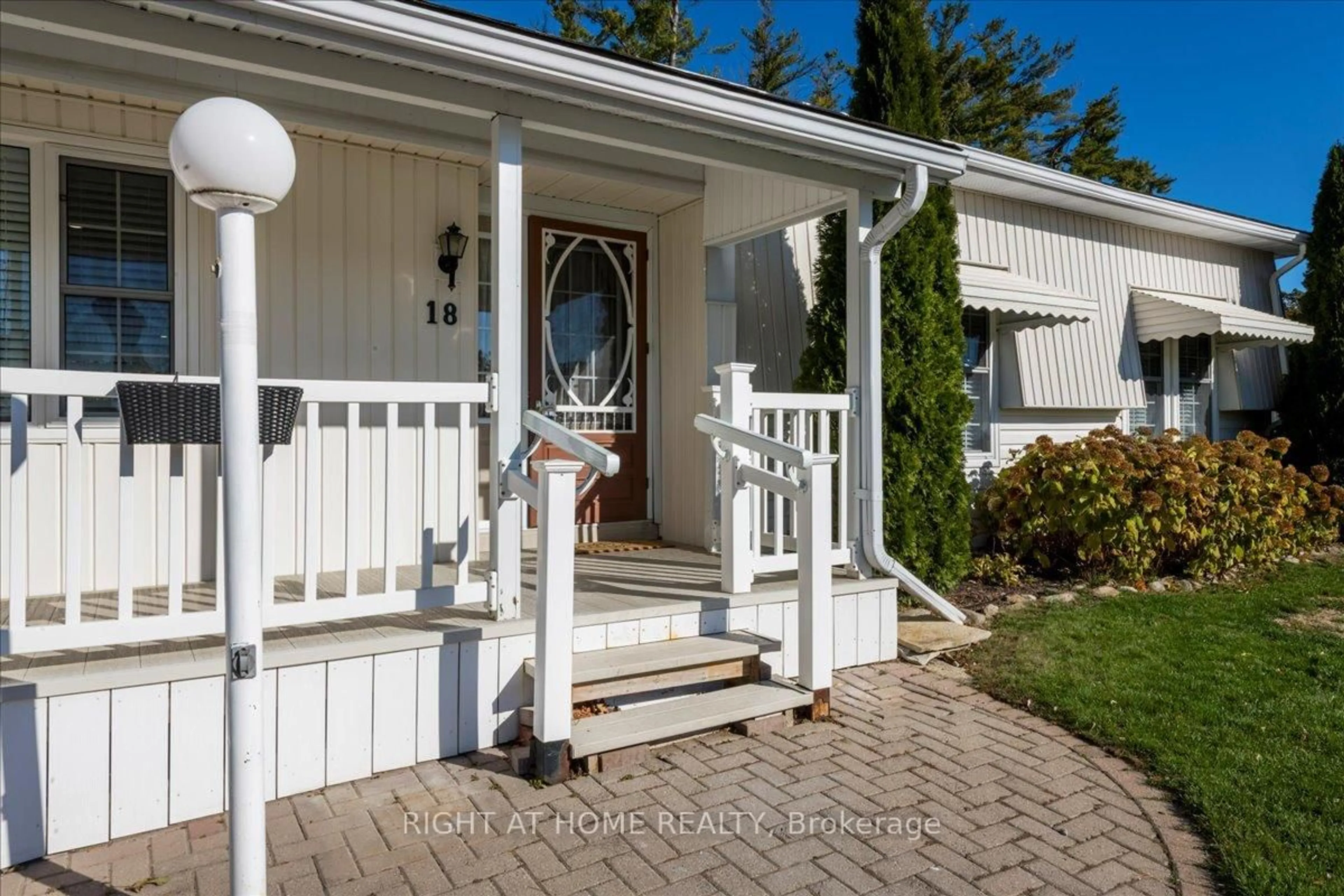 Home with vinyl exterior material, street for 18 Riverview Circ, Innisfil Ontario L9S 1M2