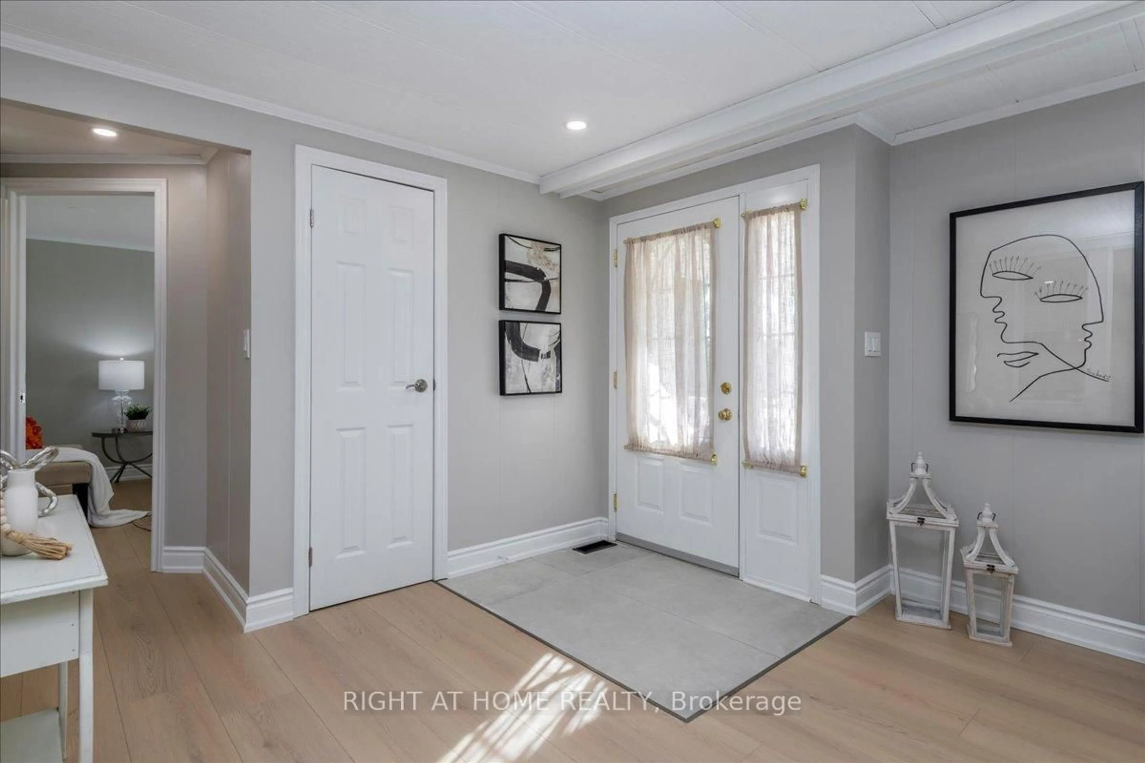 Indoor entryway for 18 Riverview Circ, Innisfil Ontario L9S 1M2